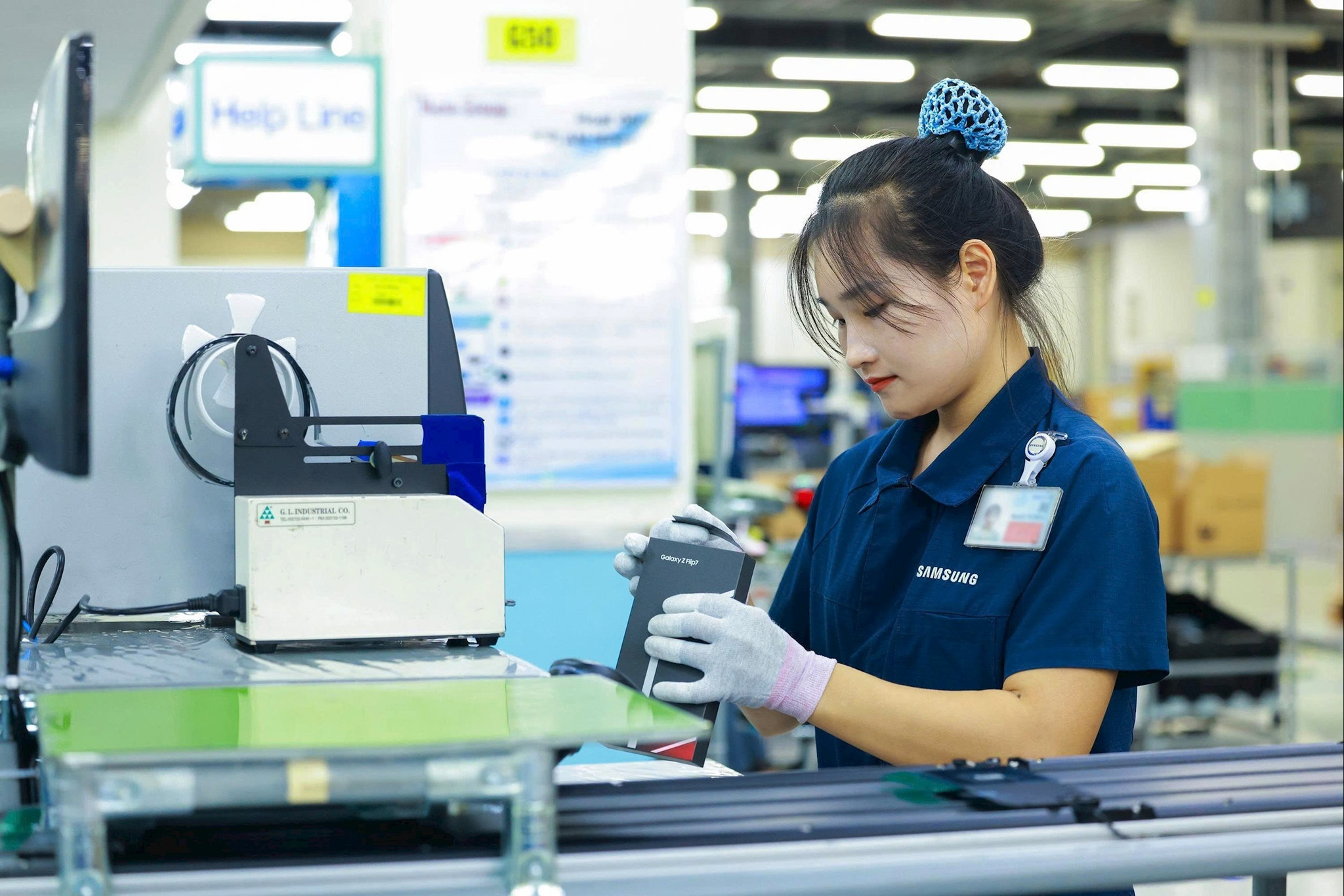 Lắp ráp điện thoại thông minh tại Công ty TNHH Samsung Electronic Việt Nam Thái Nguyên, Khu công nghiệp Yên Bình.