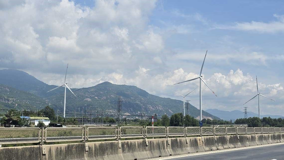 Những cánh đồng điện gió trên địa bàn xã Thuận Bắc, góp phần đưa tỉnh Khánh Hòa trở thành một trong những trung tâm năng lượng quốc gia.