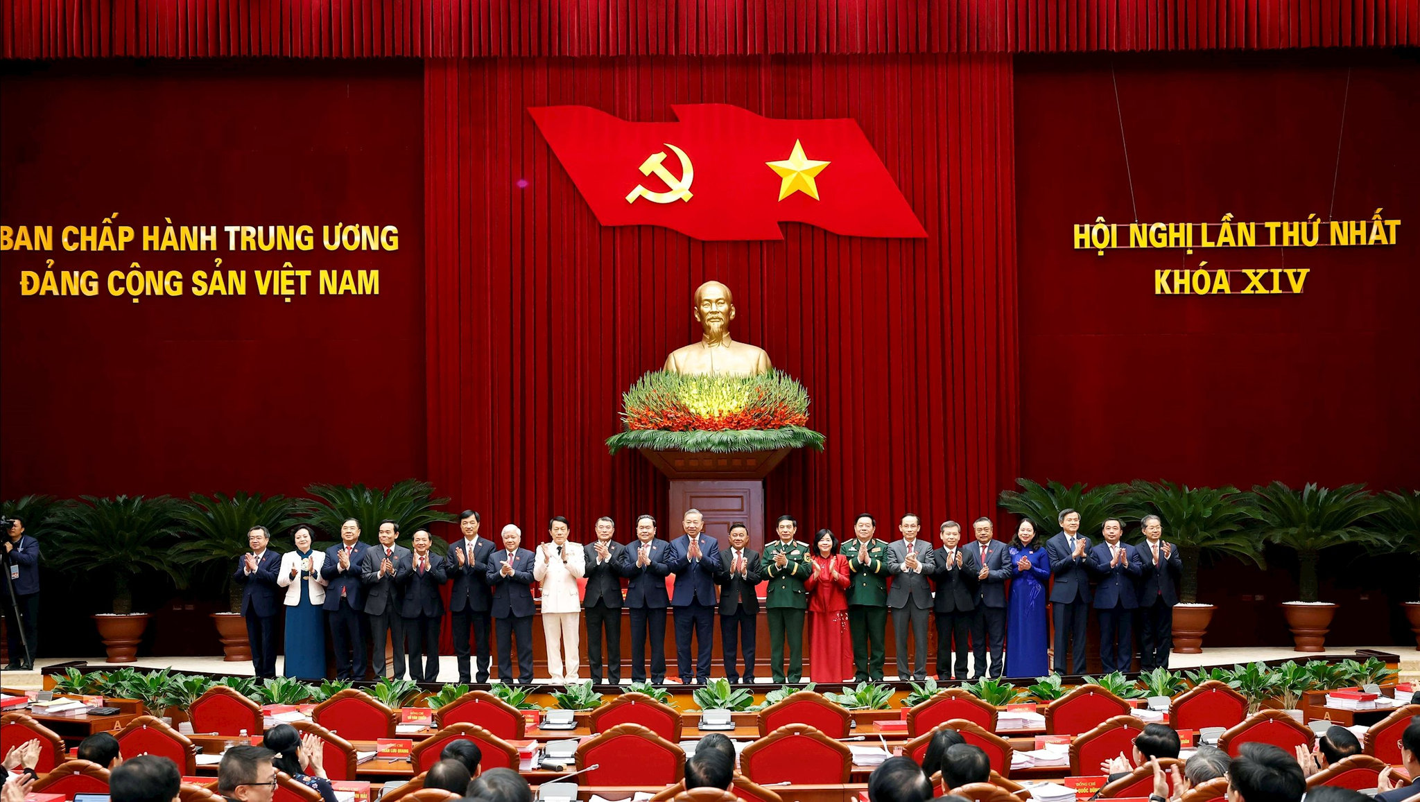 Tổng Bí thư Tô Lâm cùng các đồng chí Ủy viên Bộ Chính trị, Ủy viên Ban Bí thư Ban Chấp hành Trung ương khóa XIV ra mắt tại Hội nghị lần thứ nhất Ba