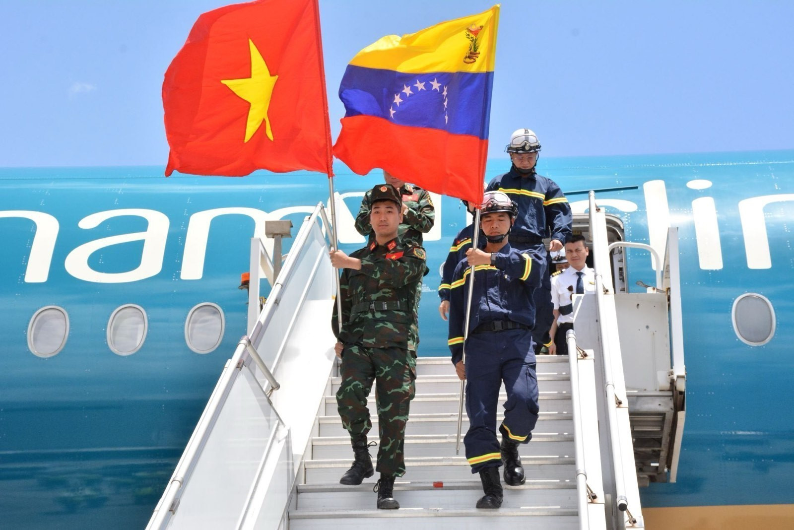 Đoàn Việt Nam đến sân bay quốc tế Simon Bolivar ở thành phố Maiquetia, bang La Guaira.