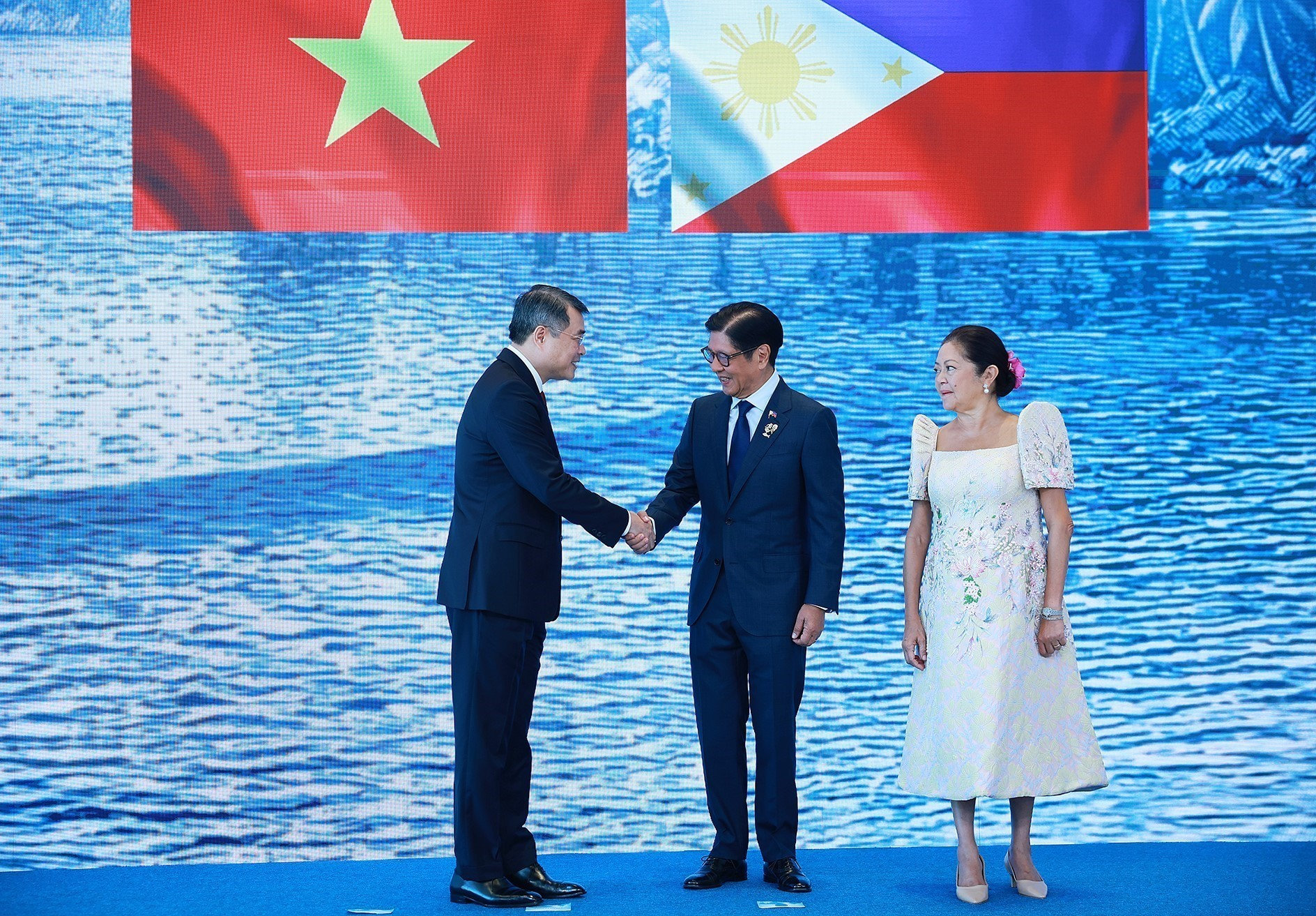 Tổng thống Philippines Ferdinand Romualdez Marcos Jr, Chủ tịch ASEAN năm 2026 đón Thủ tướng Lê Minh Hưng dự khai mạc Hội nghị Cấp cao ASEAN lần thứ 48.