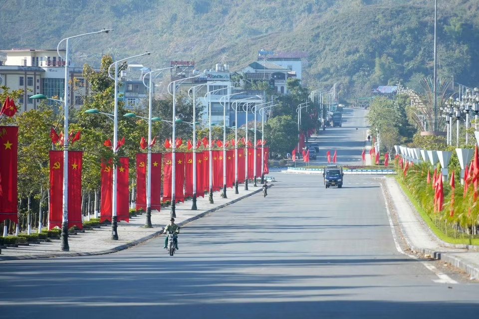 11-lai-chau-trang-hoang-co-hoa-chao-mung-dai-hoi-lan-thu-xiv-cua-dang-8538279.jpg