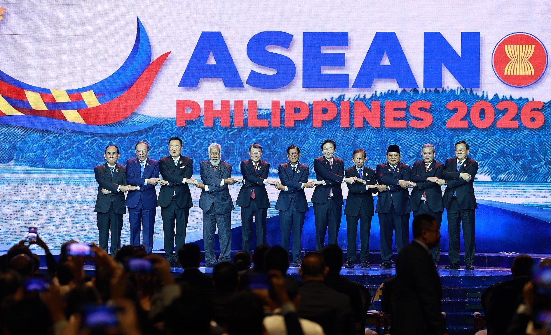 El primer ministro vietnamita, Le Minh Hung, junto con los jefes de las delegaciones de la ASEAN, asiste a la sesión inaugural de la 48.ª Cumbre de la ASEAN en Cebú, Filipinas (mayo de 2026). (Foto: VNA)