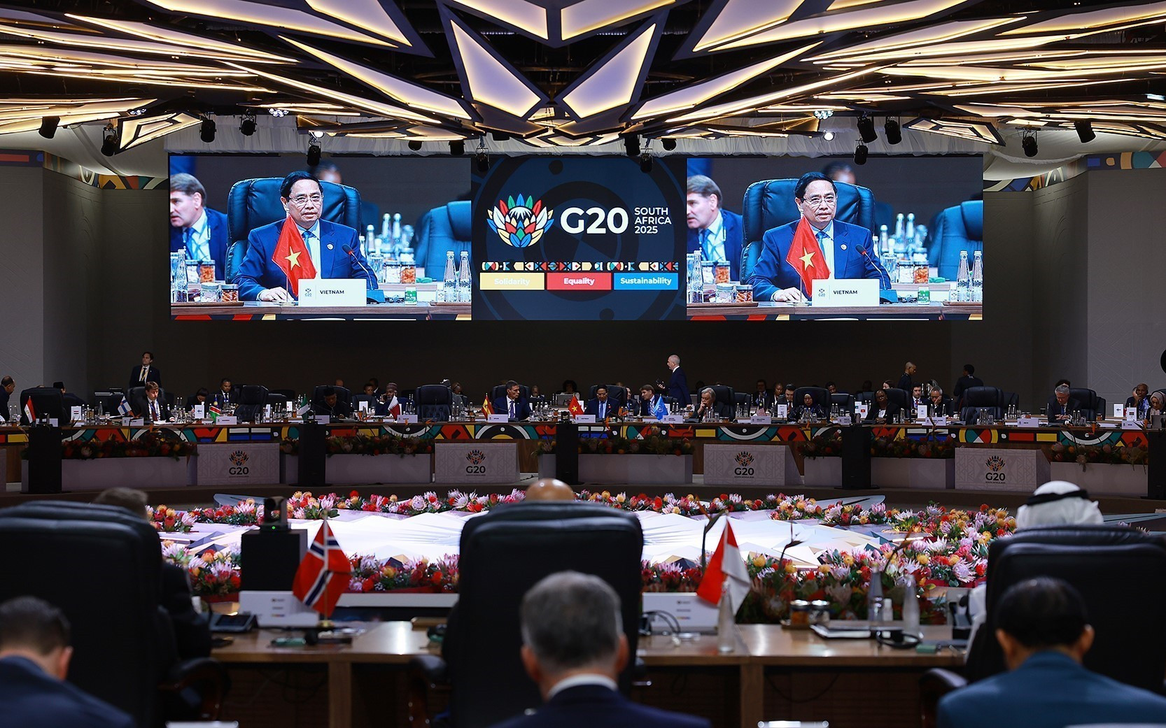 El 23 de noviembre de 2025, en Johannesburgo (Sudáfrica), el primer ministro de Vietnam, Pham Minh Chinh, pronuncia un discurso en la tercera sesión de debate de la Cumbre del G20. (Foto: VNA)