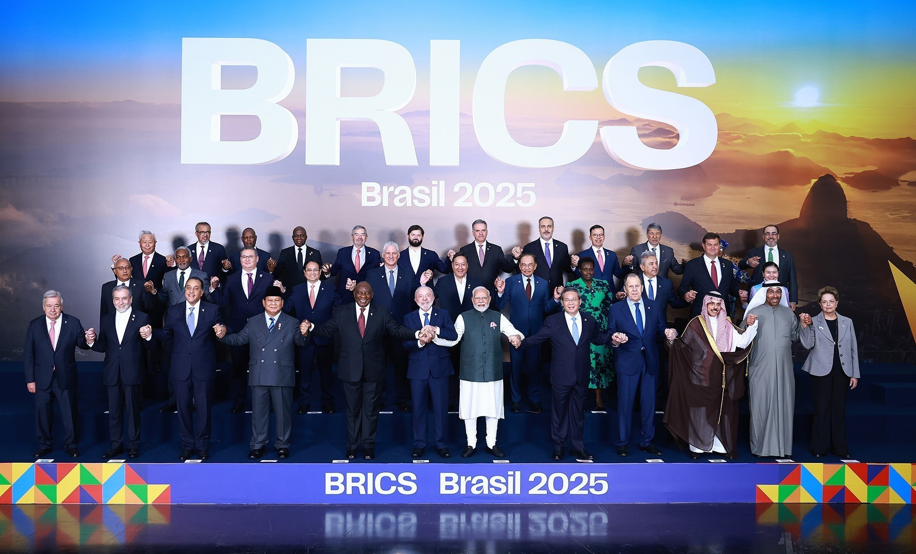 El 7 de julio de 2025, el primer ministro de Vietnam, Pham Minh Chinh, junto con los jefes de delegación, asiste a la Cumbre ampliada de los BRICS de 2025. (Foto: VNA)