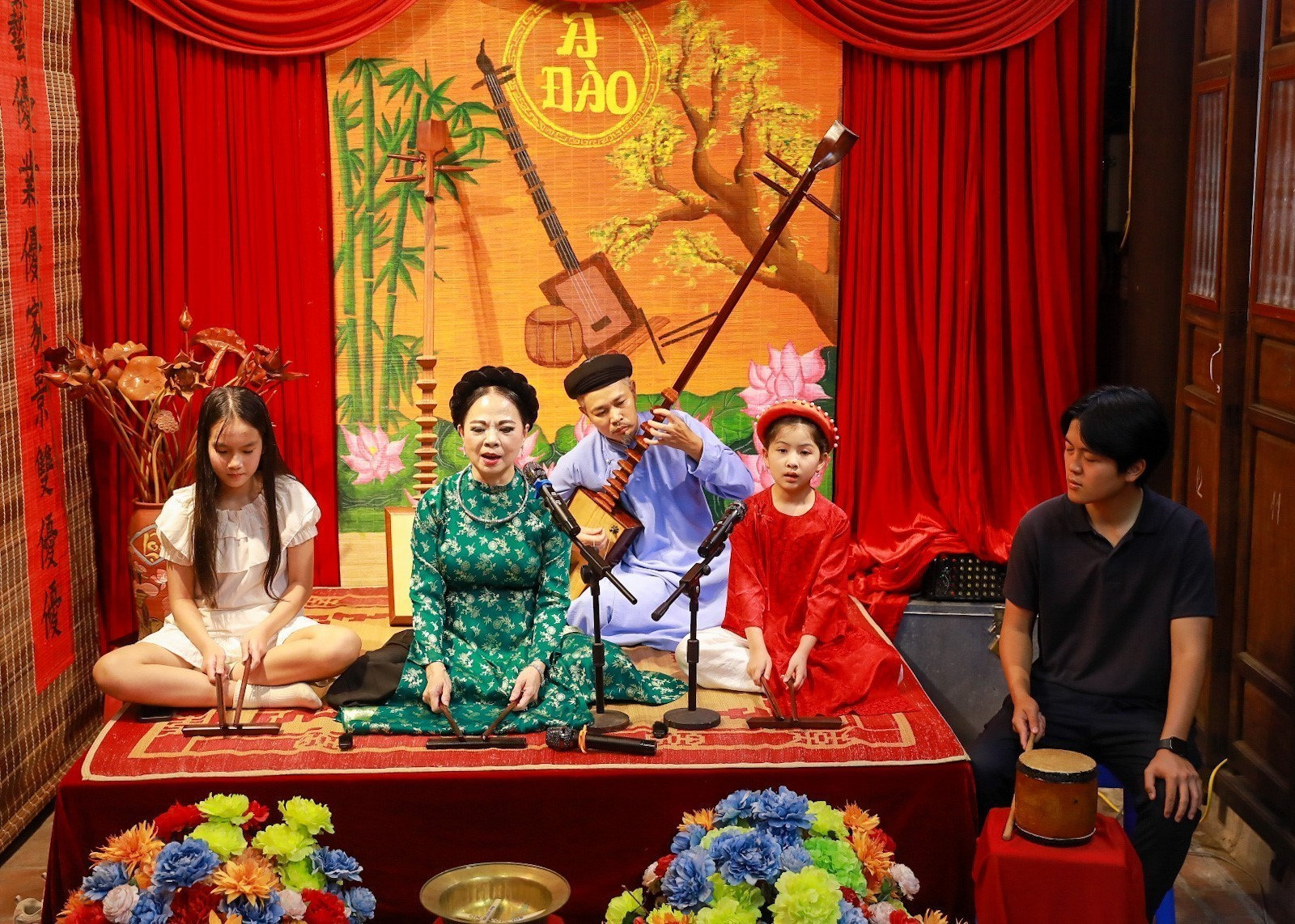 Các bạn trẻ trải nghiệm nghệ thuật ca trù truyến thống.