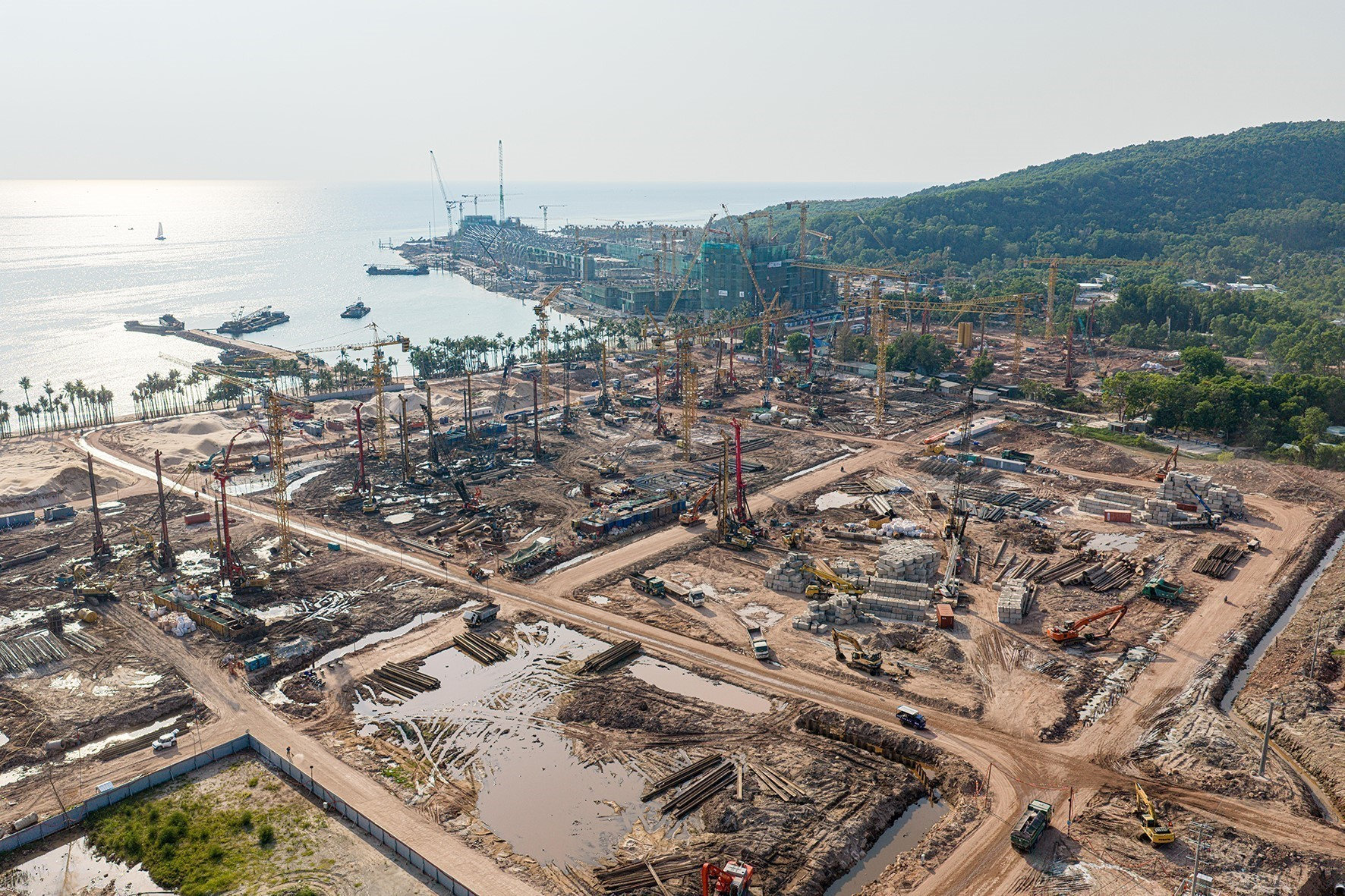 Các dự án, công trình hạ tầng phục vụ Hội nghị Cấp cao APEC 2027 đang giai đoạn thi công trên đại công trường Phú Quốc (An Giang).