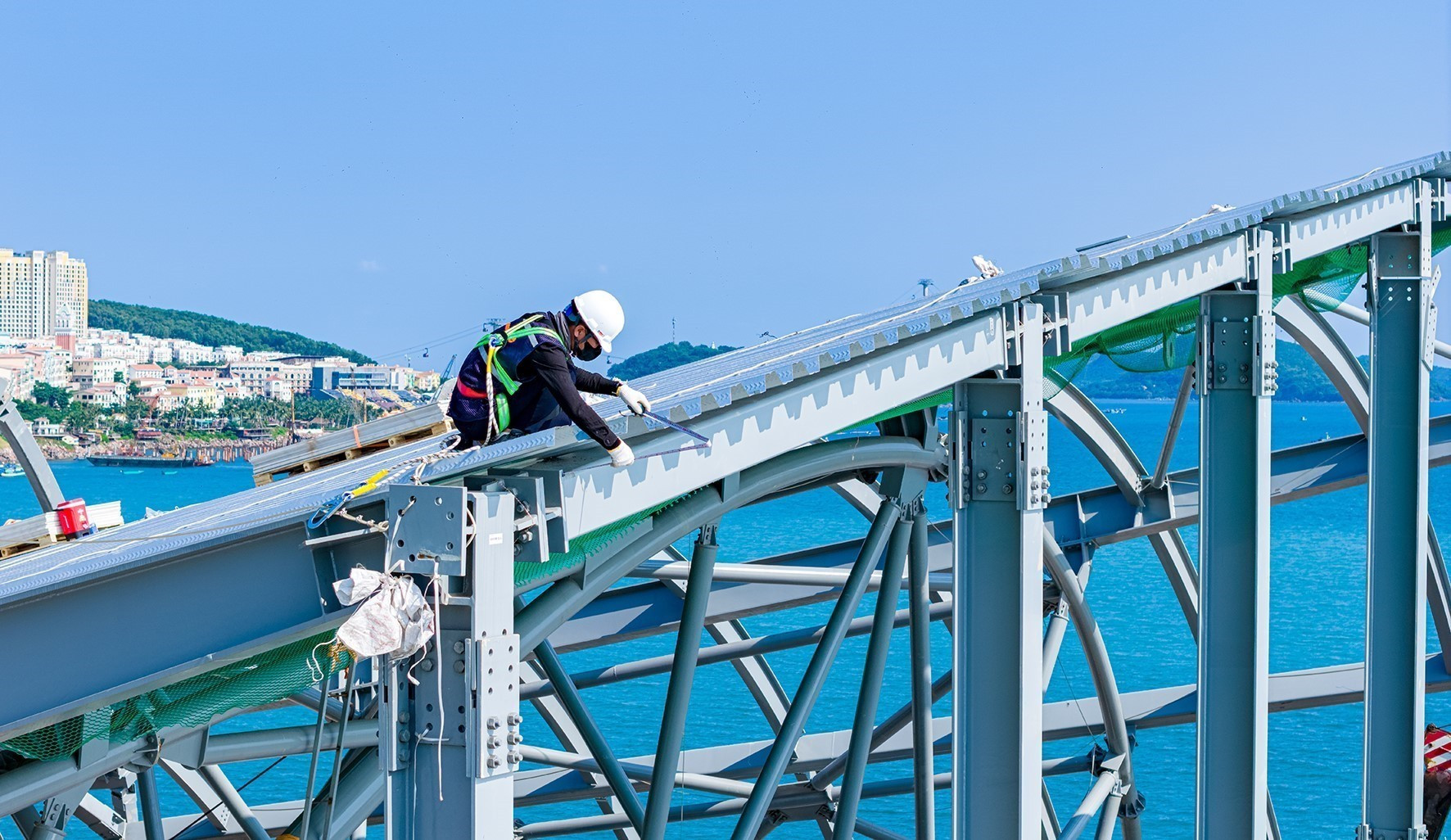Công nhân thi công cụm dự án Tổ hợp đa chức năng APEC trên đảo Phú Quốc (An Giang). 2