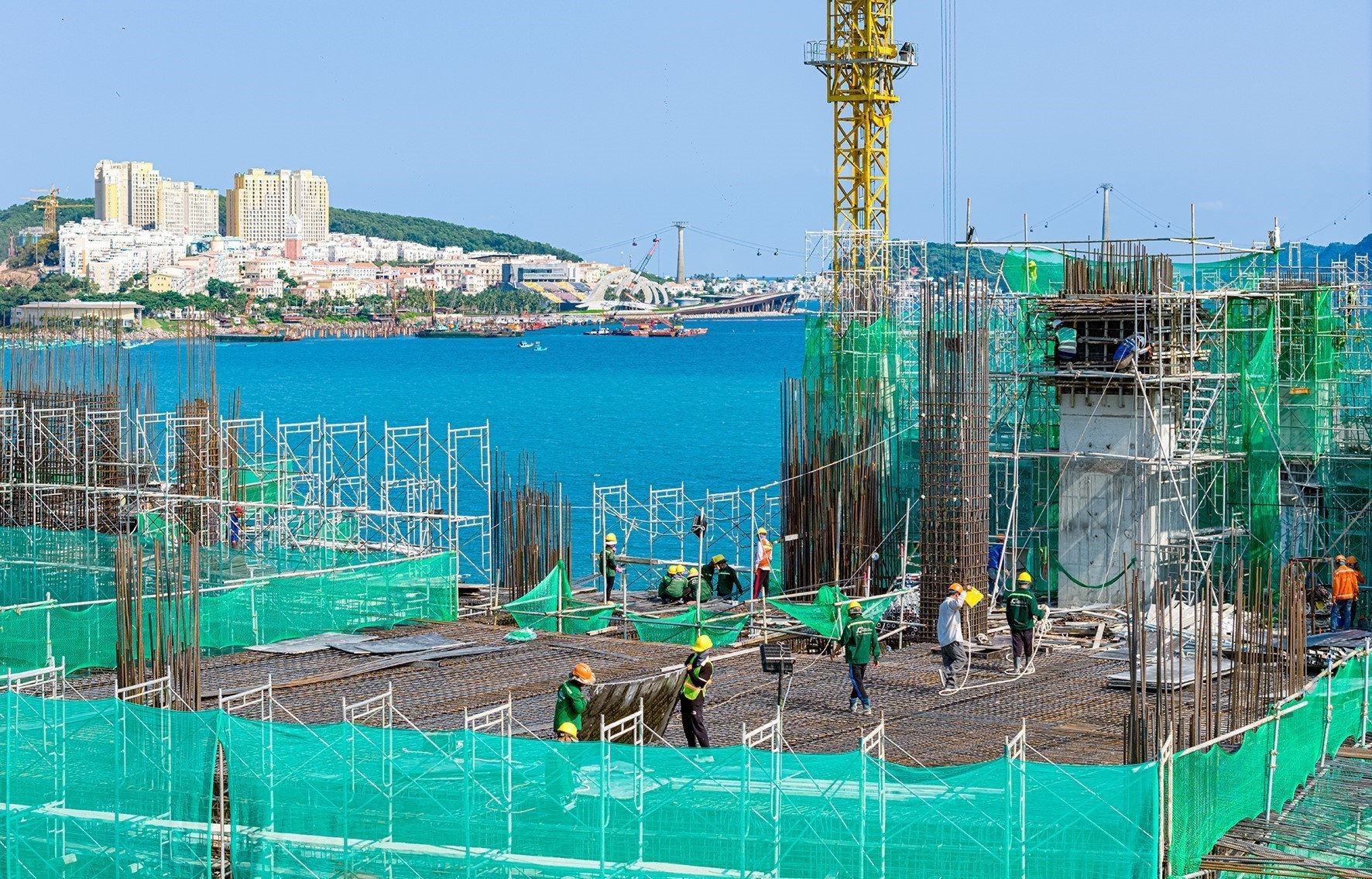 Công nhân thi công cụm dự án Tổ hợp đa chức năng APEC trên đảo Phú Quốc (An Giang). 3