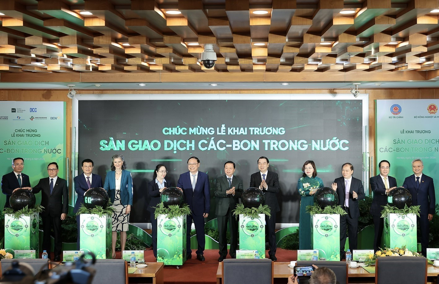 Đại biểu thực hiện nghi thức khai trương sàn giao dịch carbon trong nước.