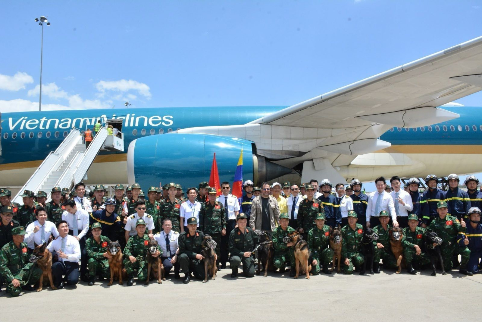 Đại biểu Việt Nam và Venezuela cùng tổ bay Vietnam Airlines chụp ảnh chung với đoàn tại sân bay quốc tế Simon Bolivar ở thành phố Maiquetia, bang La Guaira.