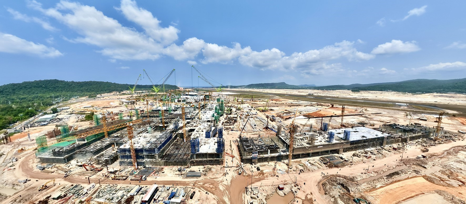 Thi công dự án đầu tư mở rộng Cảng hàng không quốc tế Phú Quốc tại đặc khu Phú Quốc.