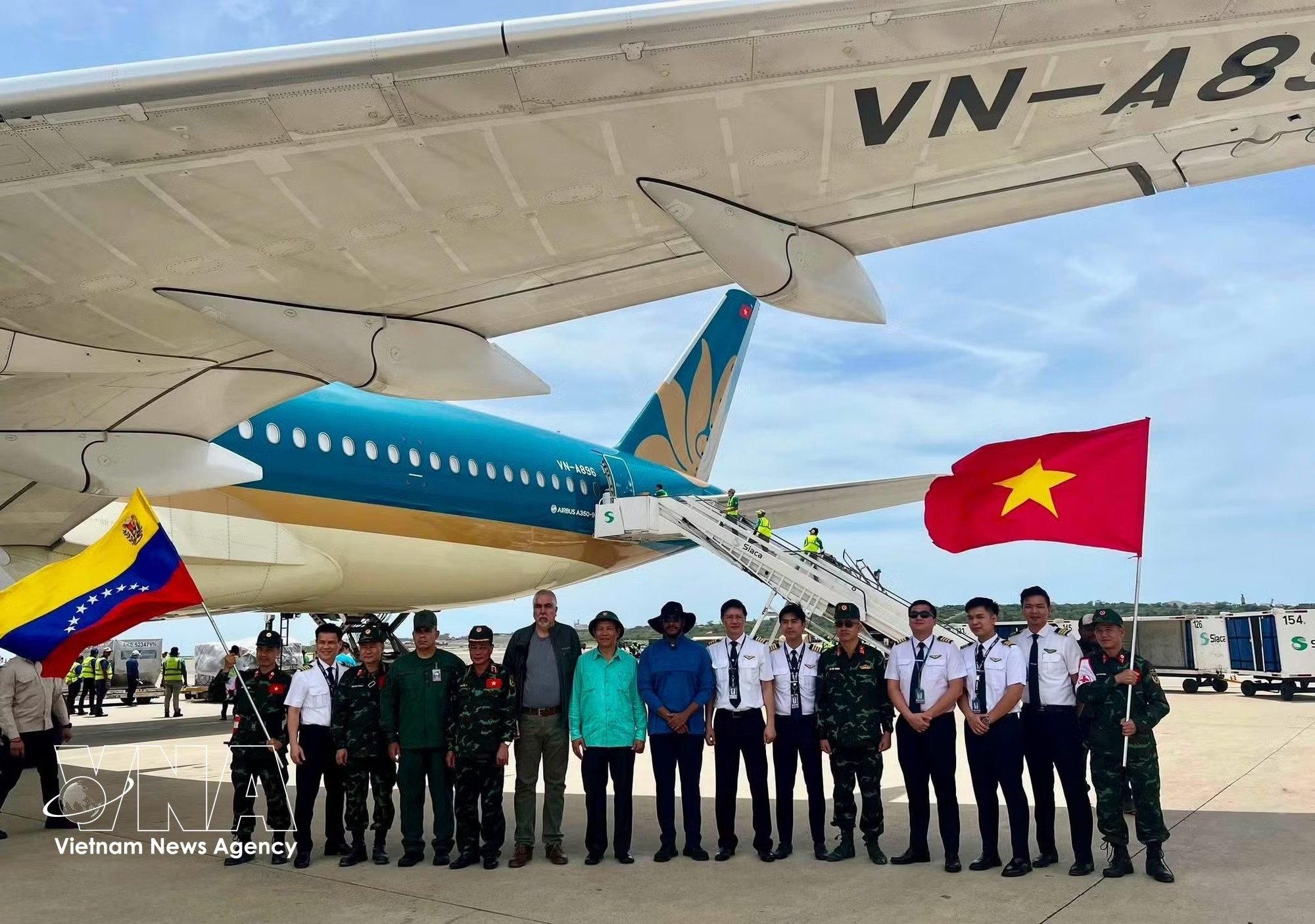 Khi máy bay mang biểu tượng Bông Sen Vàng của Vietnam Airlines hạ cánh an toàn tại Sân bay Caracas, hai lá quốc kỳ Việt Nam và Venezuela tung bay phấp phới. (Ảnh: Vietnam+)
