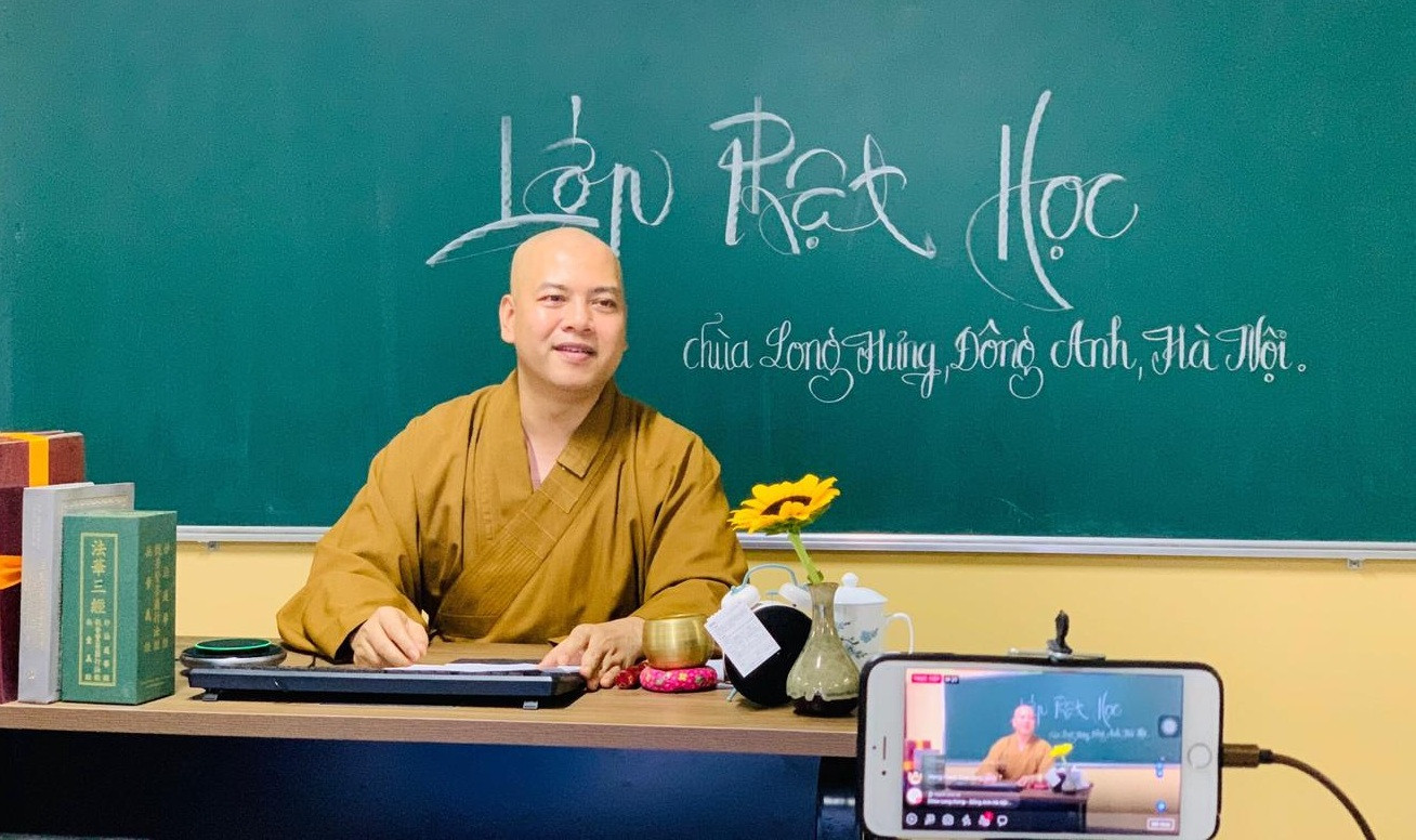 Chỉ cần 1 chiếc máy điện thoại với ứng dụng công nghệ các đại đức chùa Long Hưng giảng pháp cho hàng trăm Phật tử. Ảnh Chùa Long Hưng