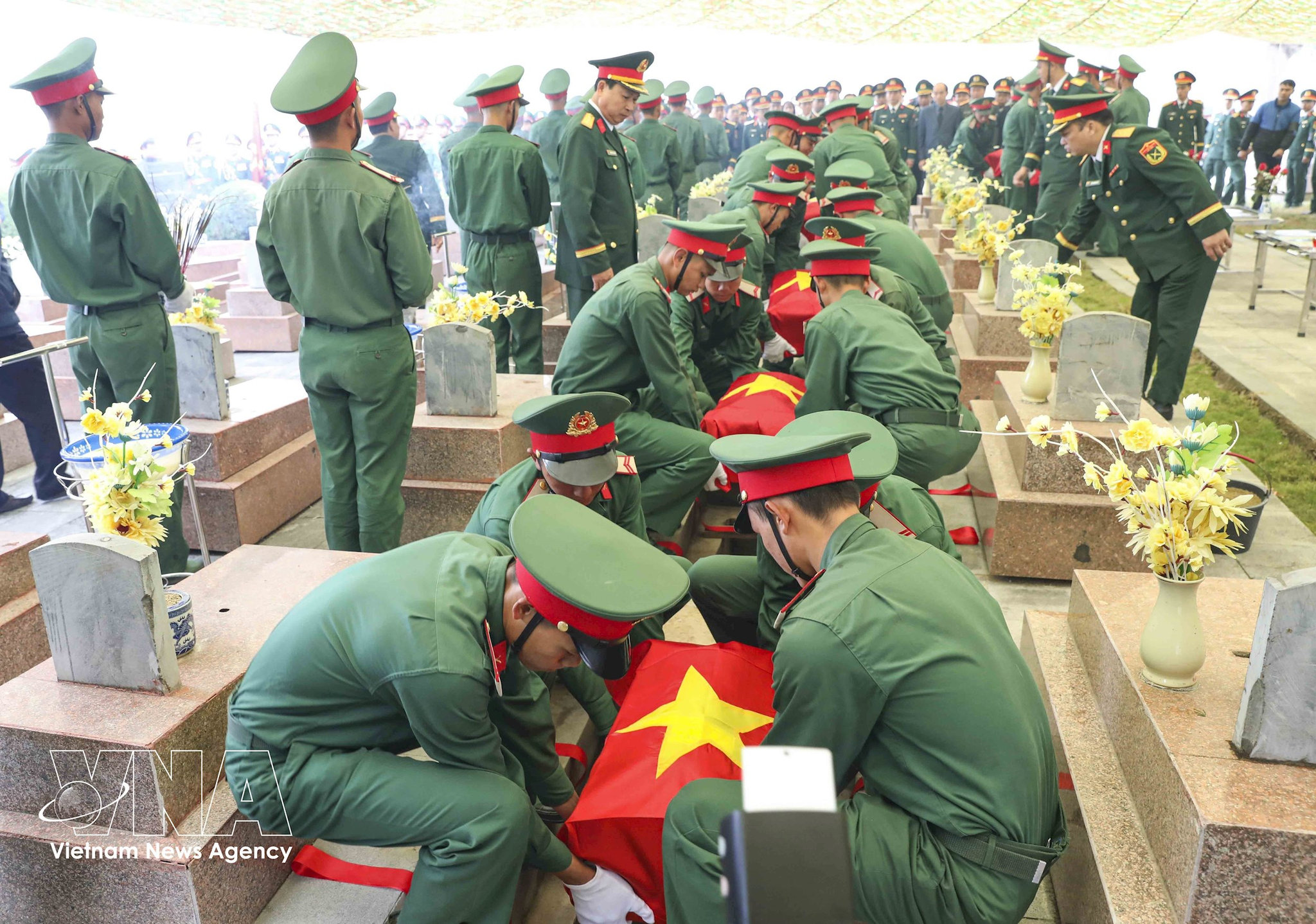 potal-dien-bien-truy-dieu-an-tang-10-hai-cot-liet-si-quan-tinh-nguyen-viet-nam-hy-sinh-tai-lao-8504678.jpg