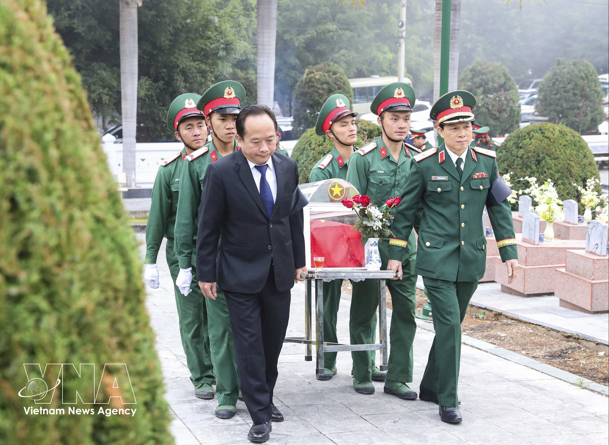 potal-dien-bien-truy-dieu-an-tang-10-hai-cot-liet-si-quan-tinh-nguyen-viet-nam-hy-sinh-tai-lao-8504681.jpg