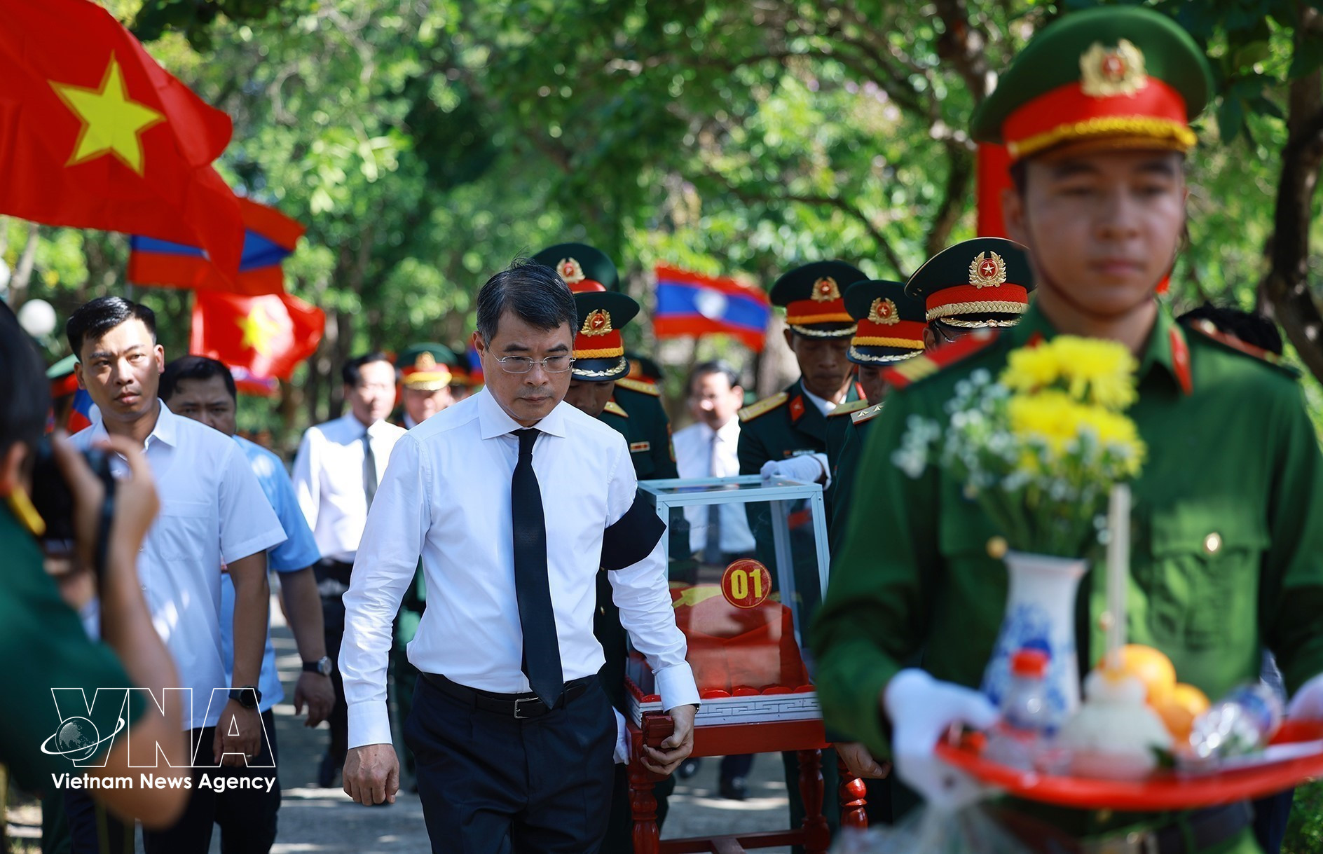 potal-thu-tuong-du-le-truy-dieu-va-an-tang-hai-cot-liet-si-tai-nghia-trang-liet-sy-quoc-gia-duong-9-tai-quang-tri-8779397-1.jpg