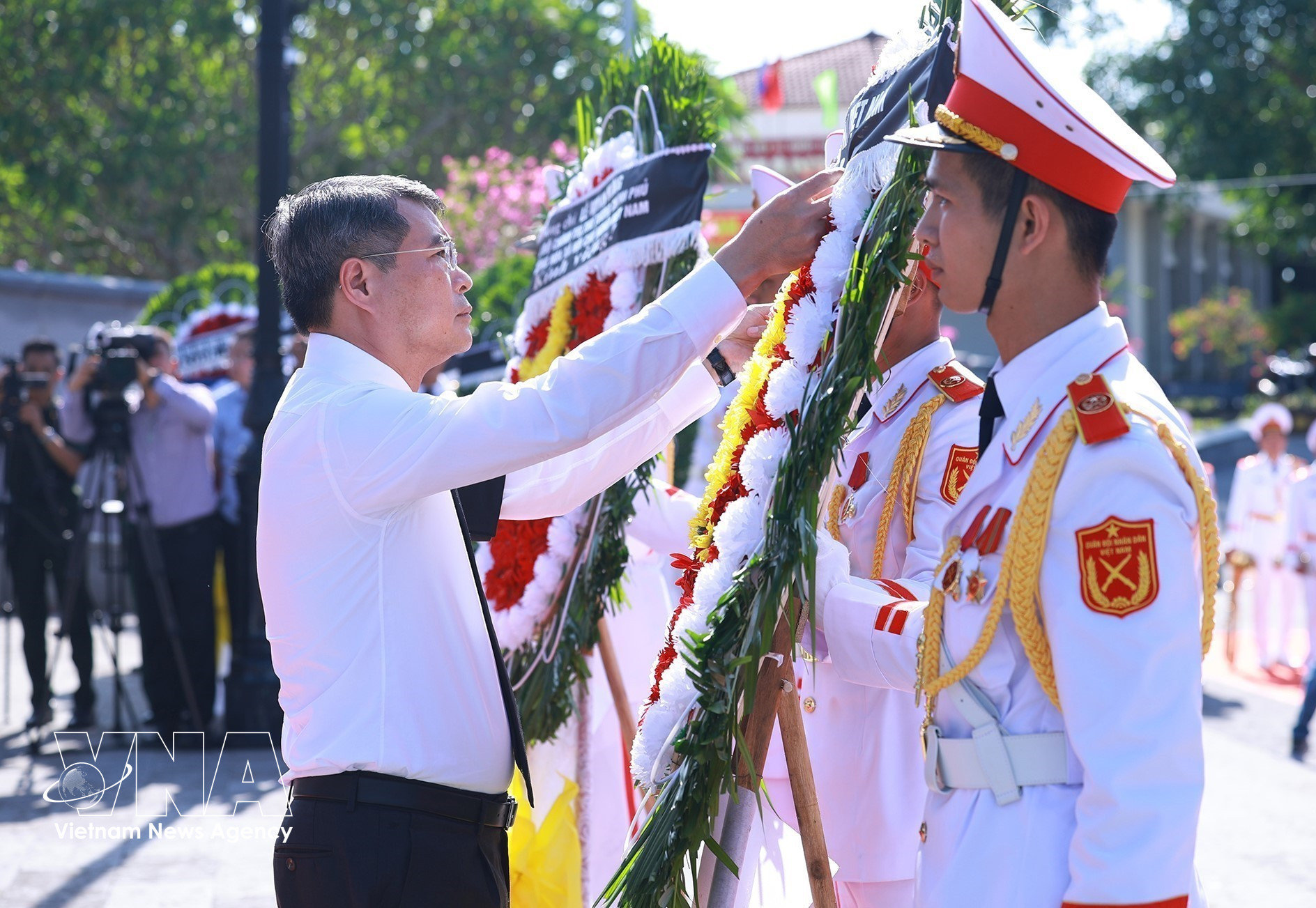 potal-thu-tuong-du-le-truy-dieu-va-an-tang-hai-cot-liet-si-tai-nghia-trang-liet-sy-quoc-gia-duong-9-tai-quang-tri-8779415.jpg