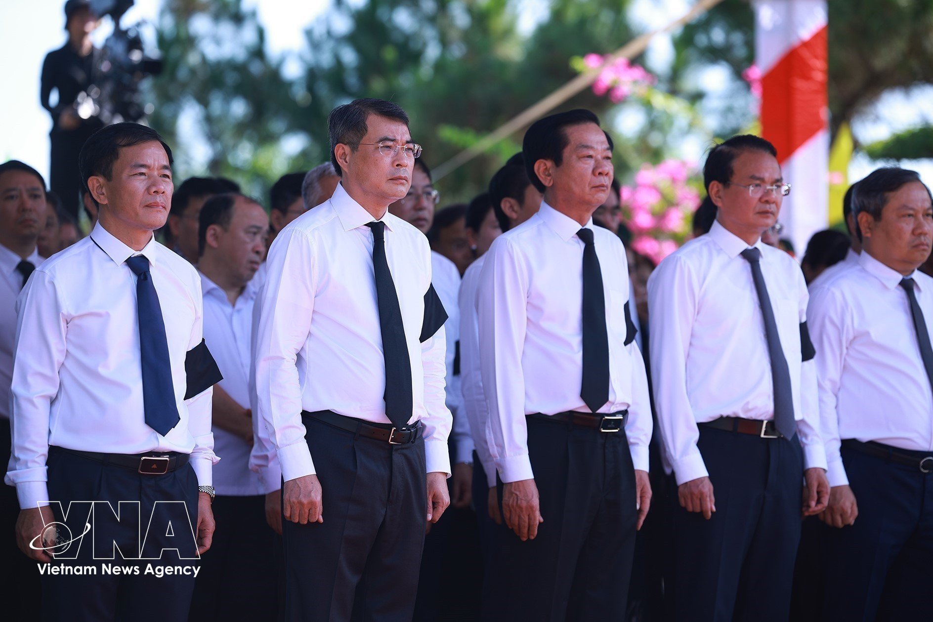 potal-thu-tuong-du-le-truy-dieu-va-an-tang-hai-cot-liet-si-tai-nghia-trang-liet-sy-quoc-gia-duong-9-tai-quang-tri-8779421.jpg