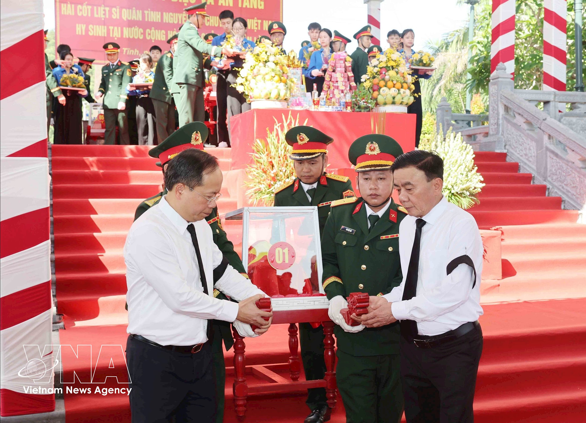 potal-thuong-truc-ban-bi-thu-tran-cam-tu-du-le-truy-dieu-va-an-tang-hai-cot-liet-si-tai-tinh-ha-tinh-8782371.jpg