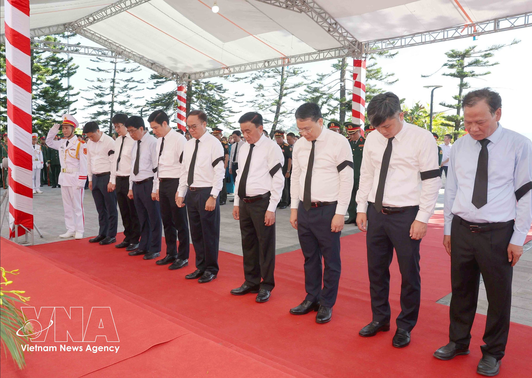 potal-thuong-truc-ban-bi-thu-tran-cam-tu-du-le-truy-dieu-va-an-tang-hai-cot-liet-si-tai-tinh-ha-tinh-8782391.jpg