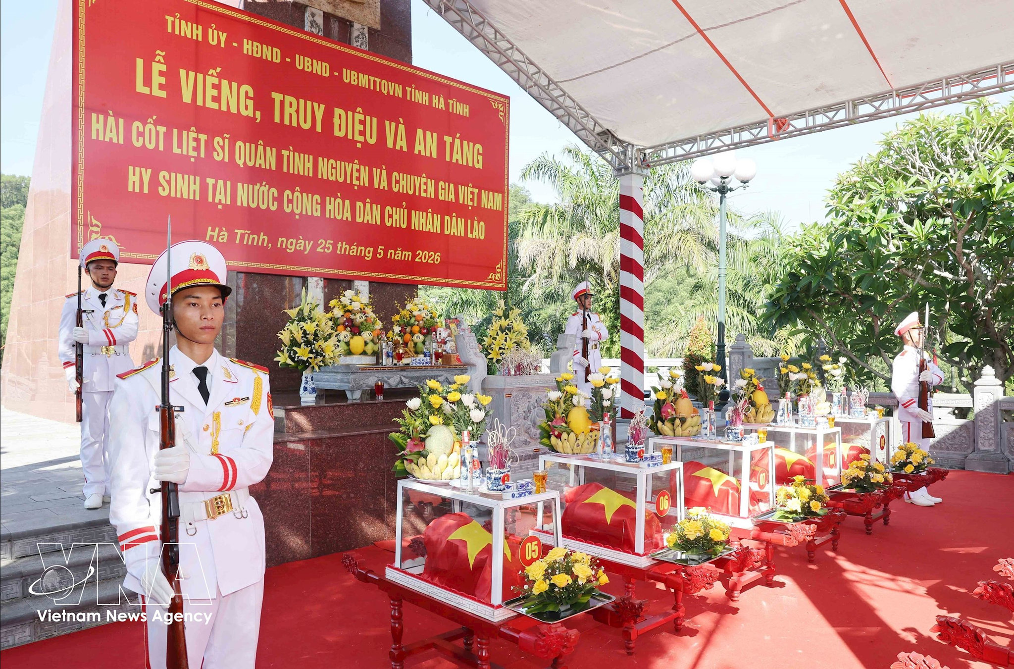 potal-thuong-truc-ban-bi-thu-tran-cam-tu-du-le-truy-dieu-va-an-tang-hai-cot-liet-si-tai-tinh-ha-tinh-8782395.jpg