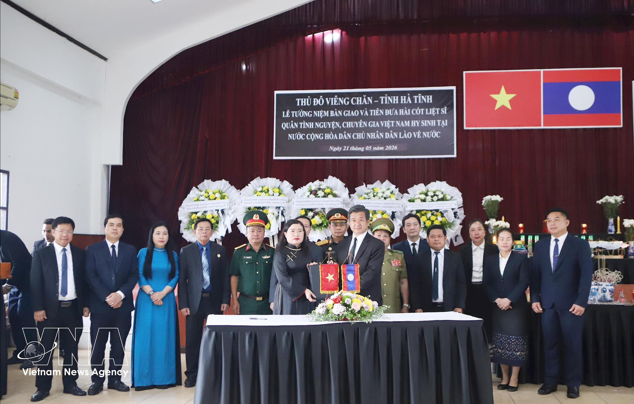 potal-tuong-niem-ban-giao-va-tien-dua-hai-cot-liet-si-quan-tinh-nguyen-va-chuyen-gia-viet-nam-hy-sinh-tai-lao-ve-nuoc-8776520.jpg