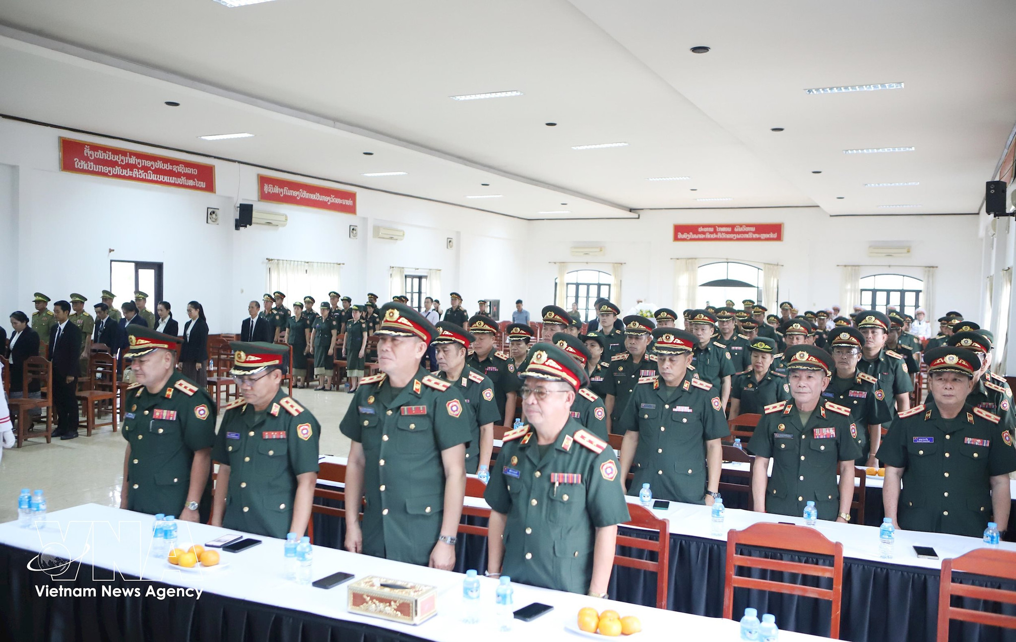 potal-tuong-niem-ban-giao-va-tien-dua-hai-cot-liet-si-quan-tinh-nguyen-va-chuyen-gia-viet-nam-hy-sinh-tai-lao-ve-nuoc-8776521.jpg