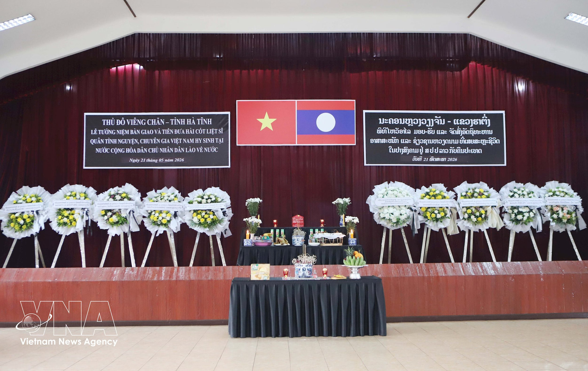 potal-tuong-niem-ban-giao-va-tien-dua-hai-cot-liet-si-quan-tinh-nguyen-va-chuyen-gia-viet-nam-hy-sinh-tai-lao-ve-nuoc-8776525.jpg