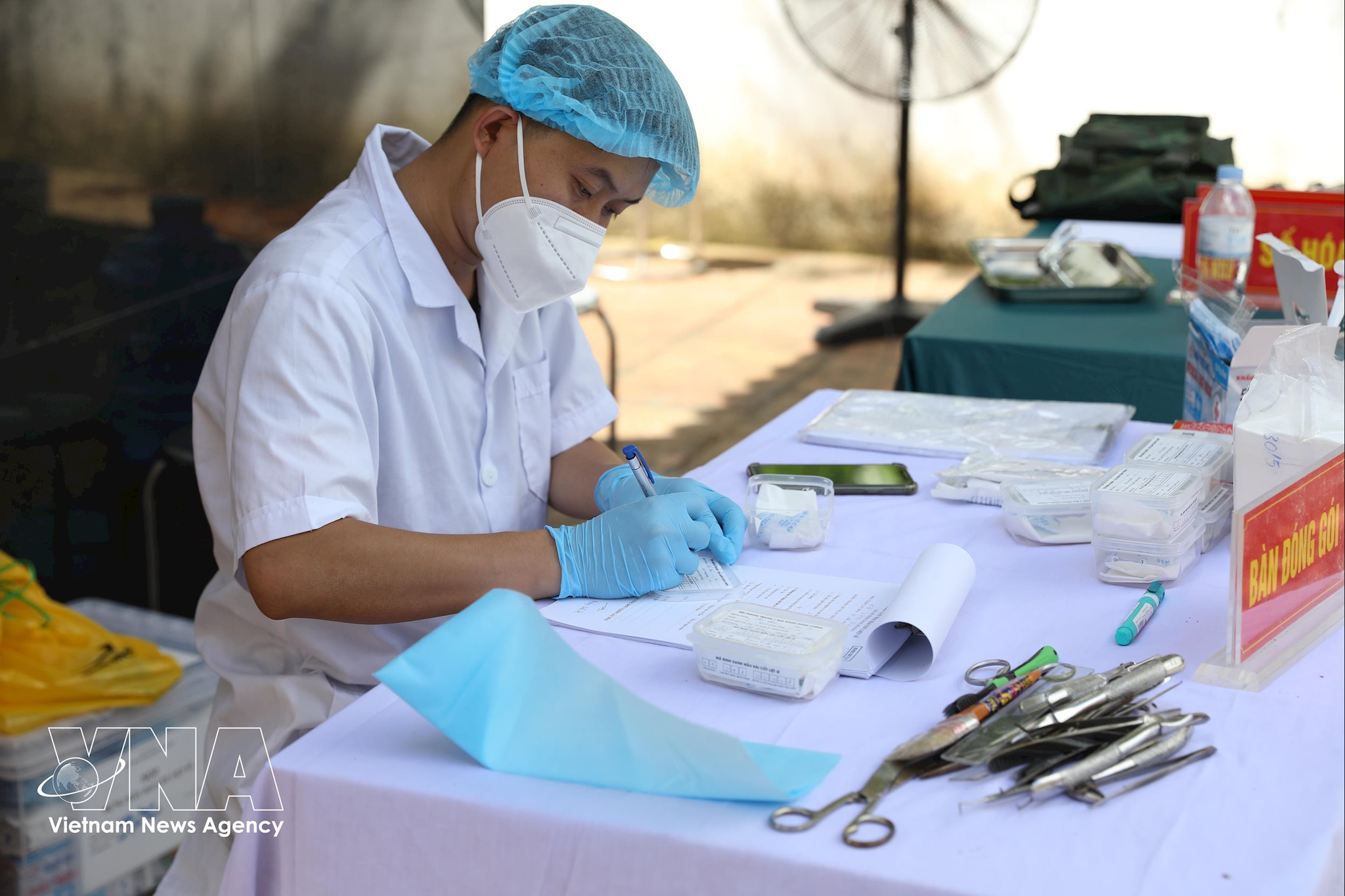potal-thai-nguyen-lay-mau-hai-cot-liet-si-chua-xac-dinh-thong-tin-tai-nghia-trang-liet-si-cho-don-8926235.jpg