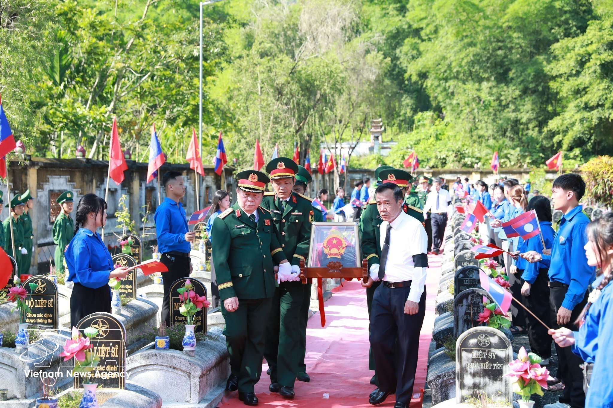potal-thanh-hoa-truy-dieu-va-an-tang-hai-cot-liet-si-quan-tinh-nguyen-va-chuyen-gia-viet-nam-hy-sinh-tren-nuoc-ban-lao-8787401.jpg