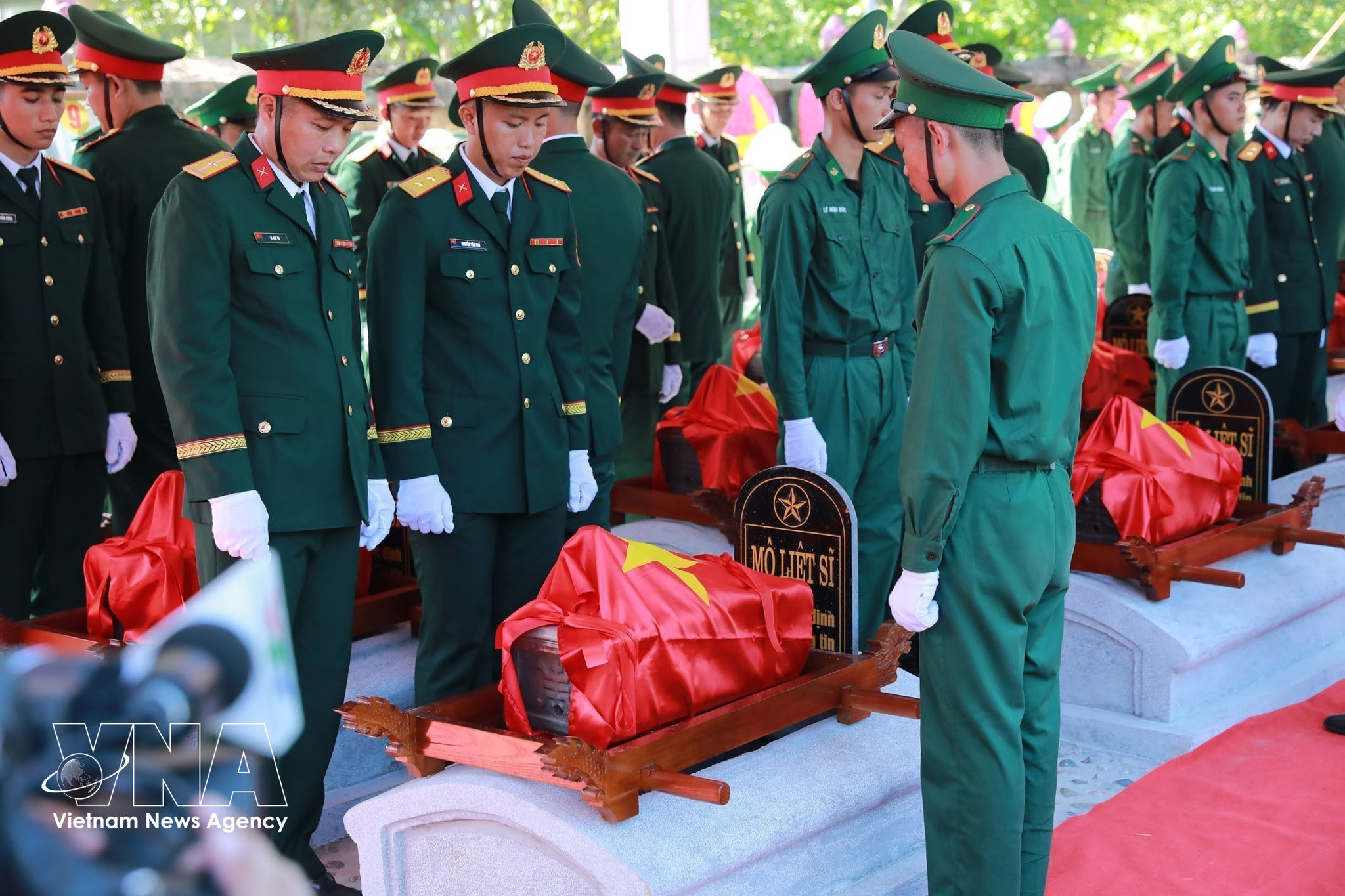 potal-thanh-hoa-truy-dieu-va-an-tang-hai-cot-liet-si-quan-tinh-nguyen-va-chuyen-gia-viet-nam-hy-sinh-tren-nuoc-ban-lao-8787402.jpg