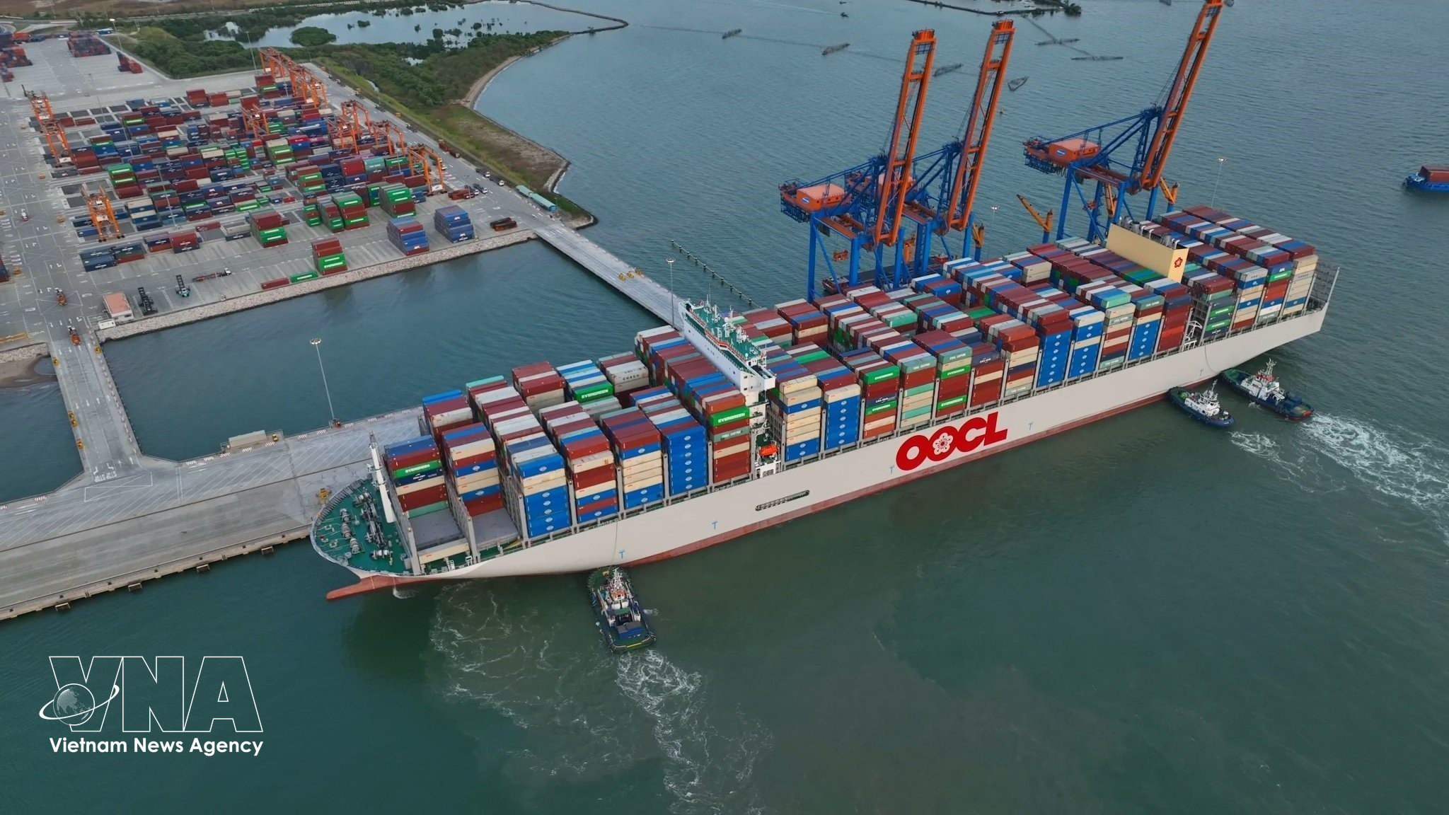 Tàu nước ngoài cập cảng Gemalink (Bà Rịa-Vũng Tàu). Ảnh: TTXVN