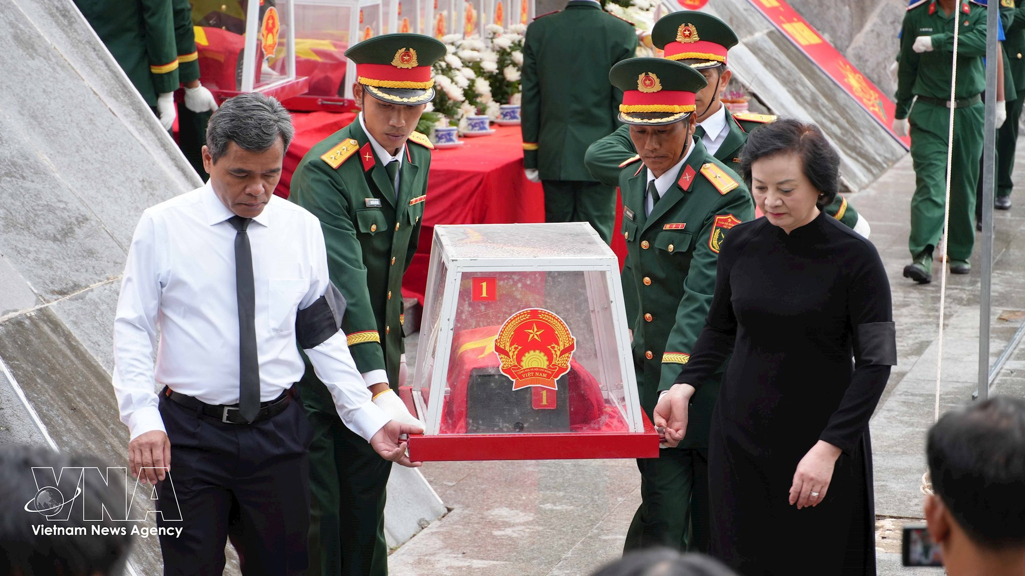 potal-quang-ngai-an-tang-16-hai-cot-liet-si-quan-tinh-nguyen-viet-nam-hy-sinh-tai-lao-va-campuchia-8806413.jpg