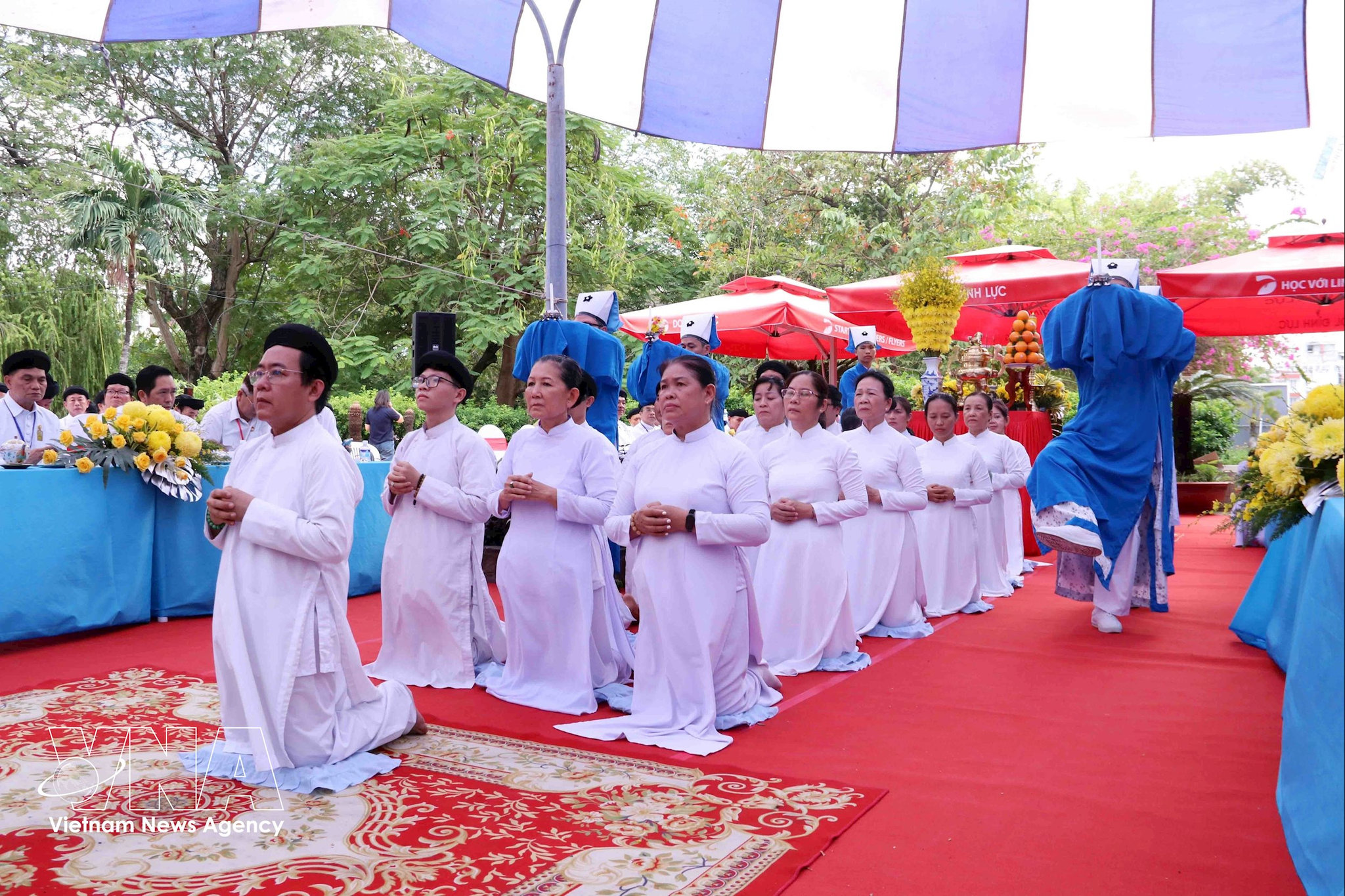potal-tin-huu-cao-dai-cau-sieu-tuong-niem-cac-anh-hung-liet-si-tai-cong-vien-le-thi-rieng-9006755.jpg