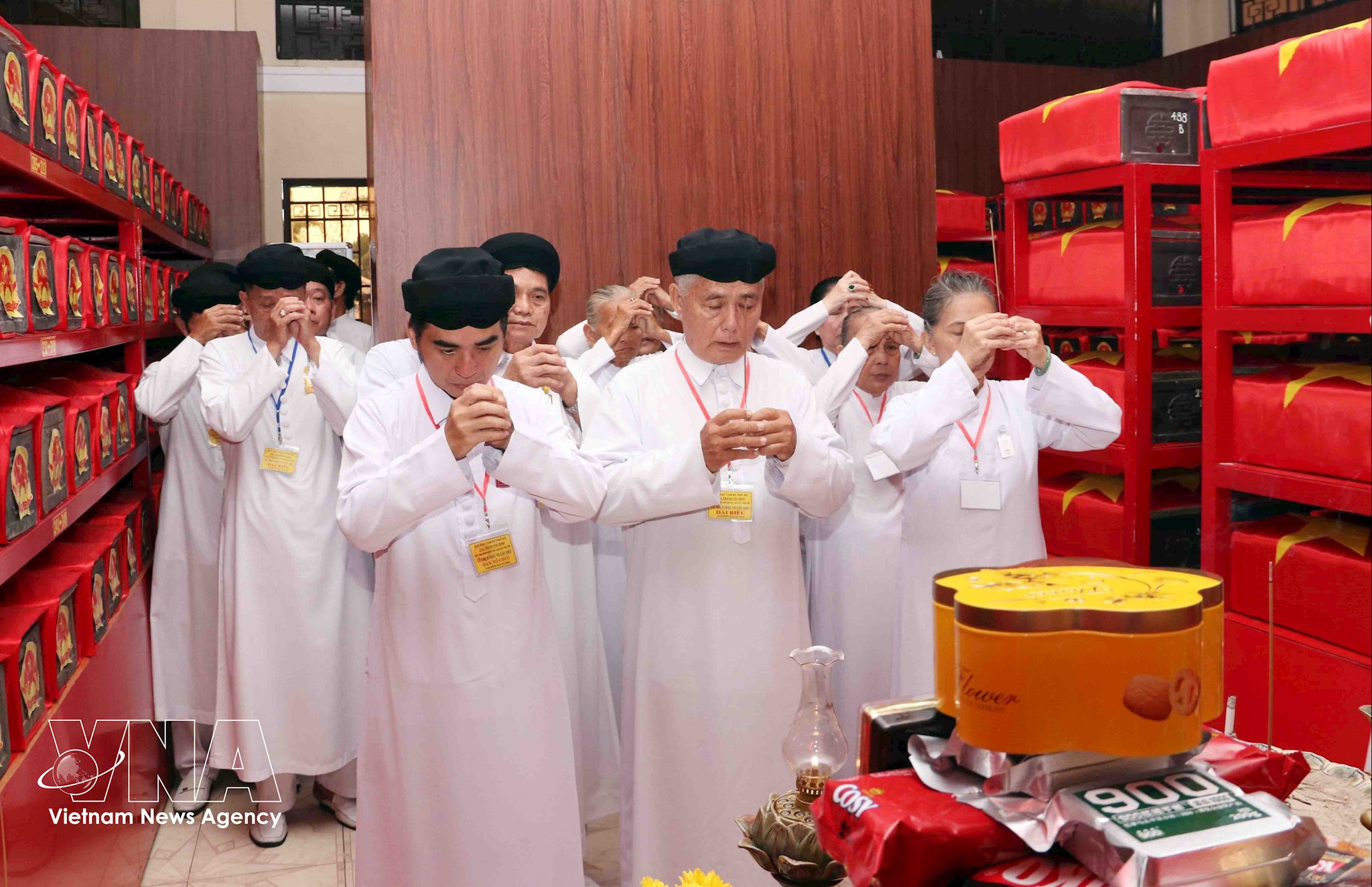 potal-tin-huu-cao-dai-cau-sieu-tuong-niem-cac-anh-hung-liet-si-tai-cong-vien-le-thi-rieng-9006762.jpg