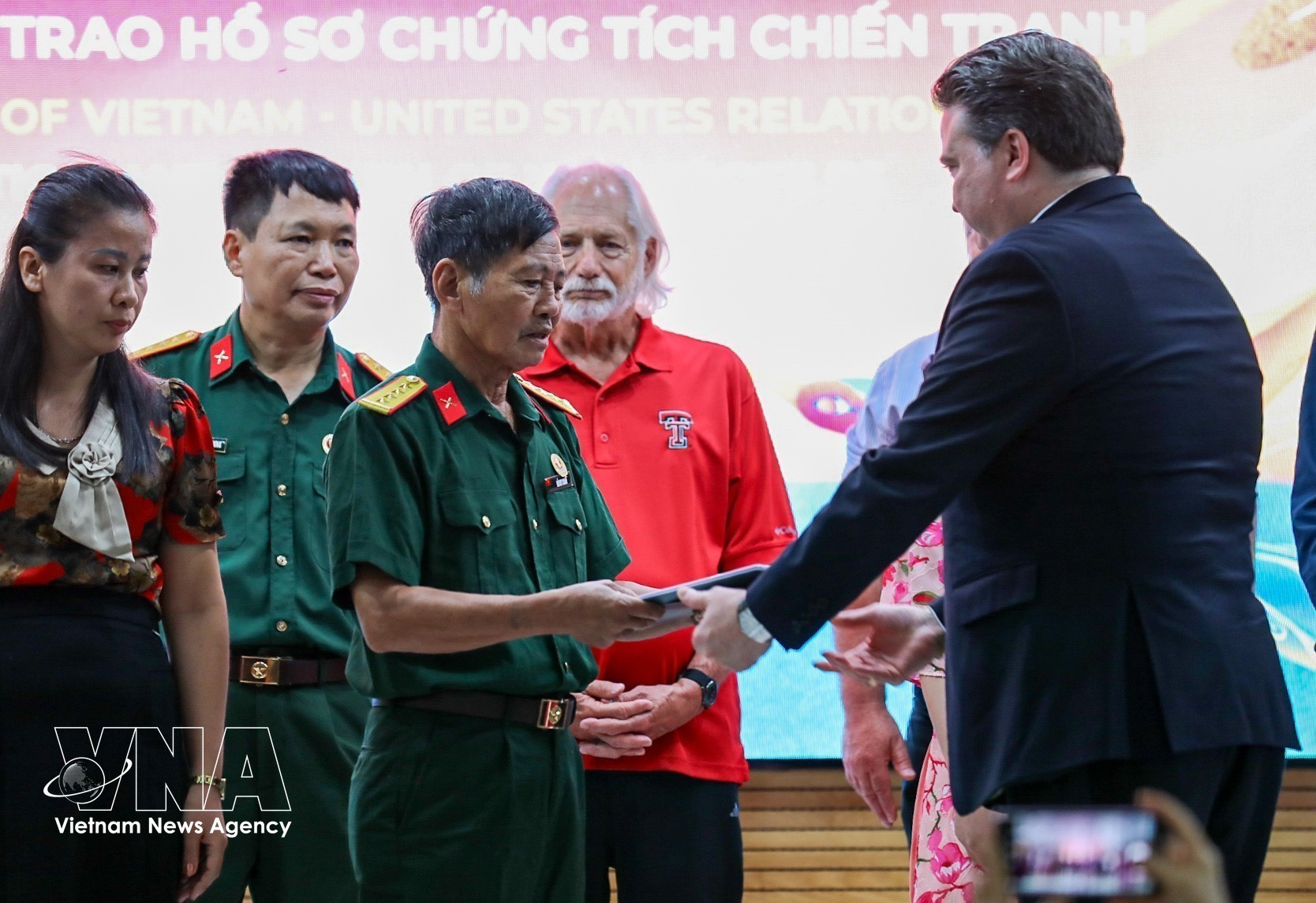 potal-trung-bay-30-nam-quan-he-ngoai-giao-viet-nam-hoa-ky-va-trao-tra-ho-so-chung-tich-chien-tranh-8141526.jpg