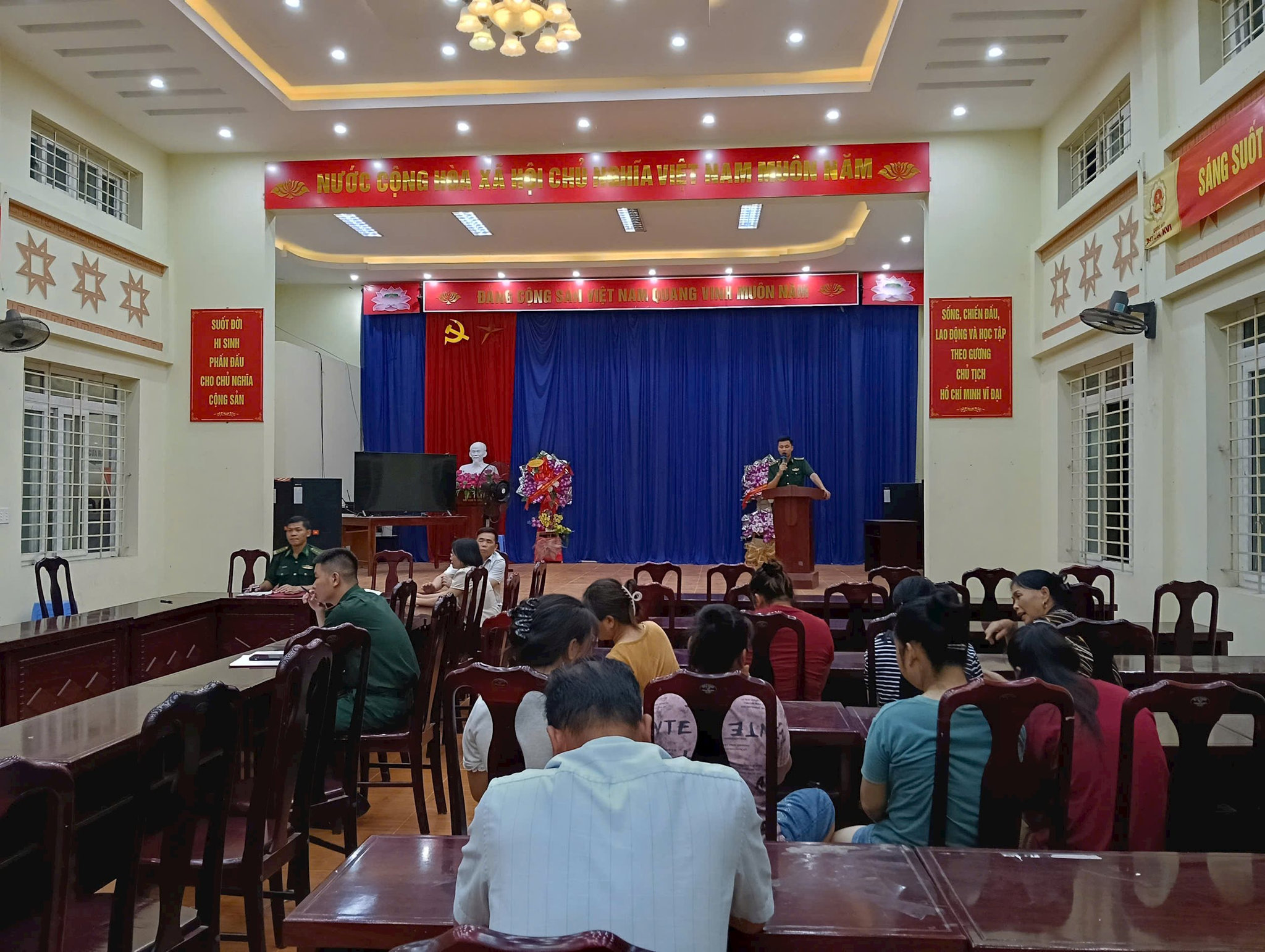 anh-di-van-dong-phu-huynh-duc-long-1.jpg
