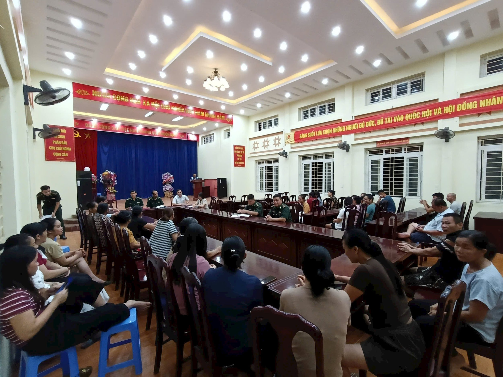 anh-di-van-dong-phu-huynh-duc-long-3.jpg