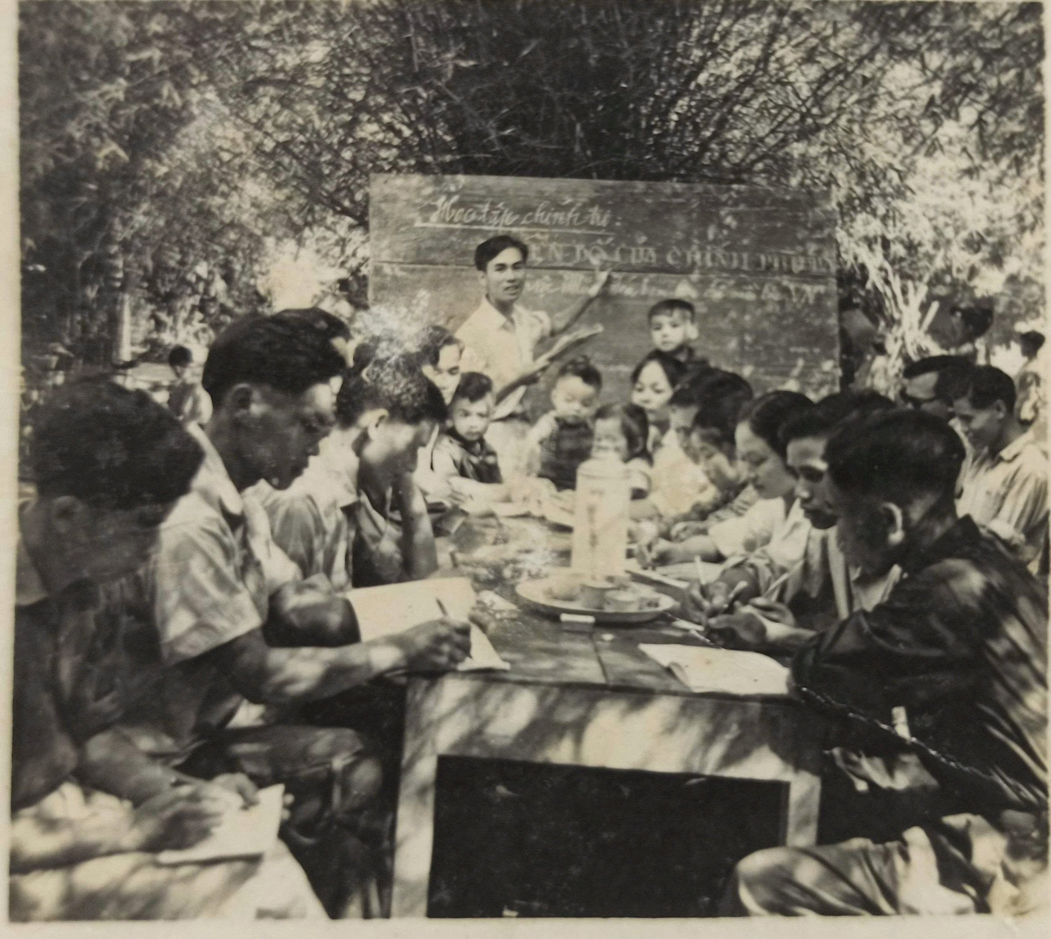 gio-hoc-cua-thay-va-tro-truong-cap-1-2-pom-lot-khi-so-tan-trong-rung-tre.-anh-nvcc.jpg