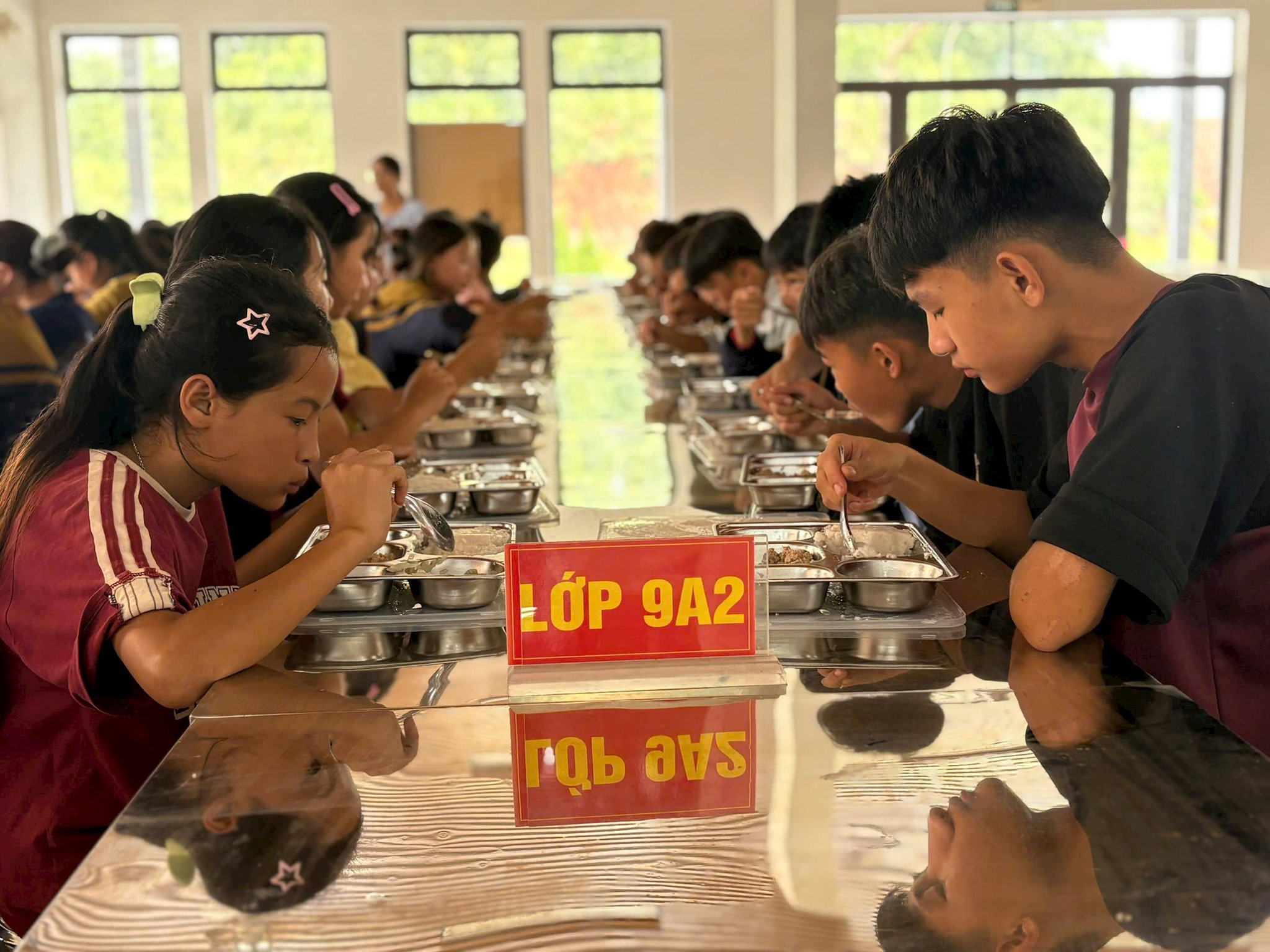 hoc-sinh-truong-si-pa-phin-an-ban-tru-va-tu-rua-ban-don-dep-sau-bua-an-4.jpg