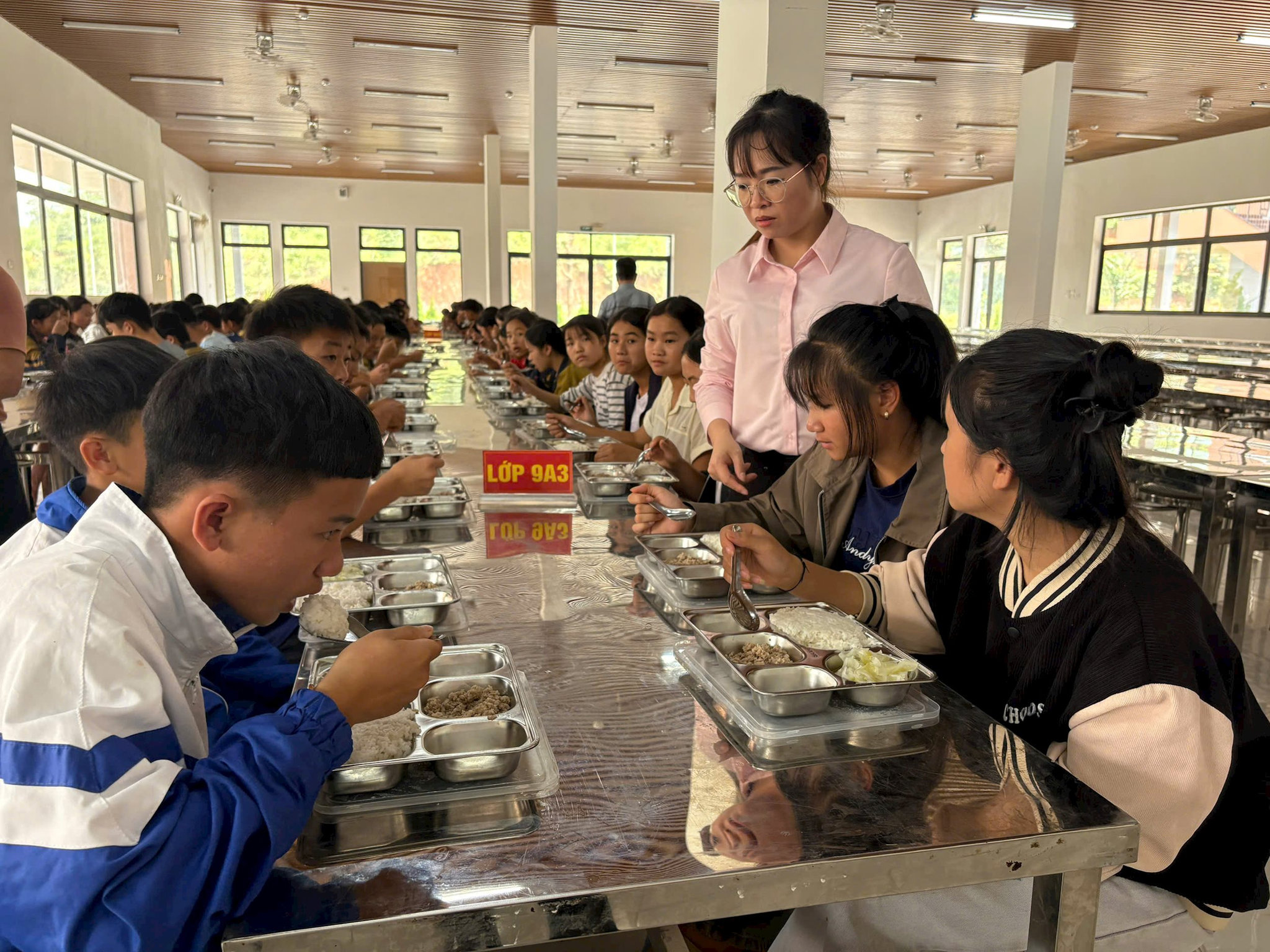hoc-sinh-truong-si-pa-phin-an-ban-tru-va-tu-rua-ban-don-dep-sau-bua-an-5.jpg