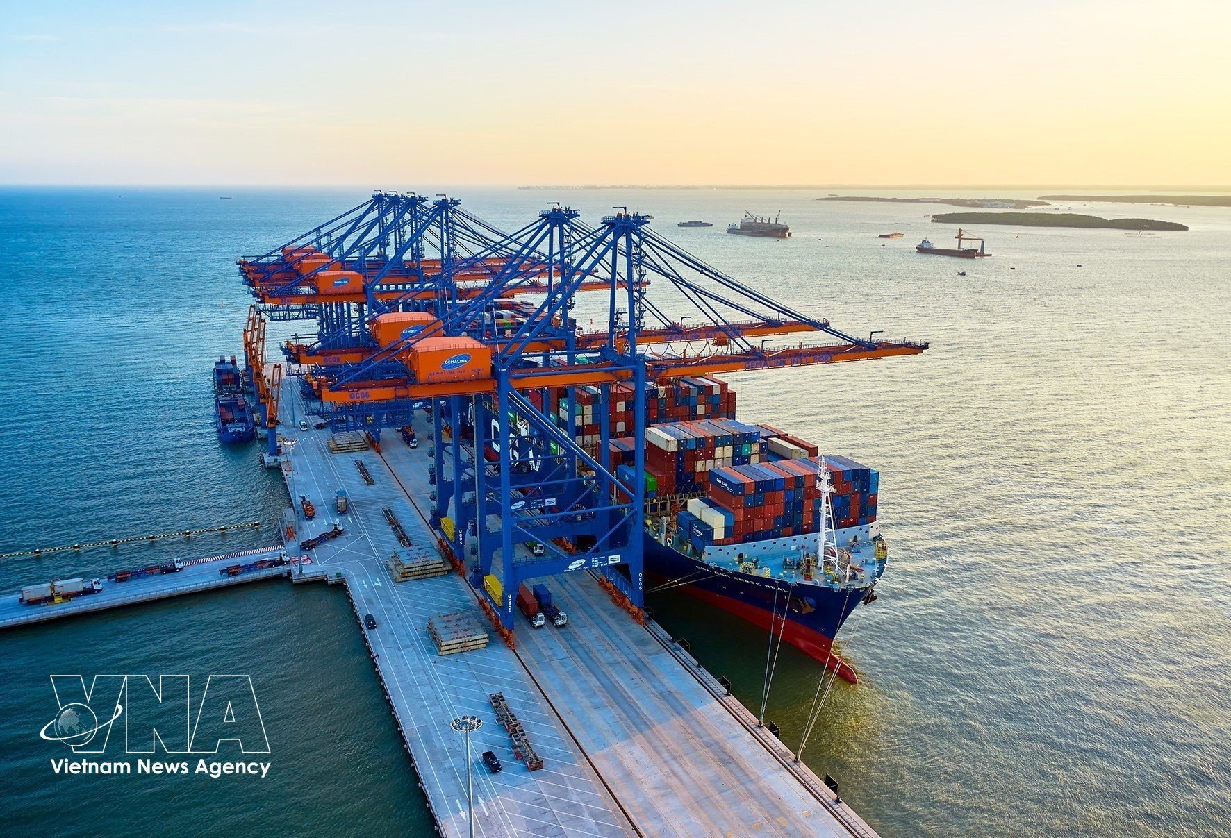 Trong ảnh: Tàu mẹ chở hàng cập Cảng nước sâu Gemalink. Ảnh: Hồng Đạt – TTXVN