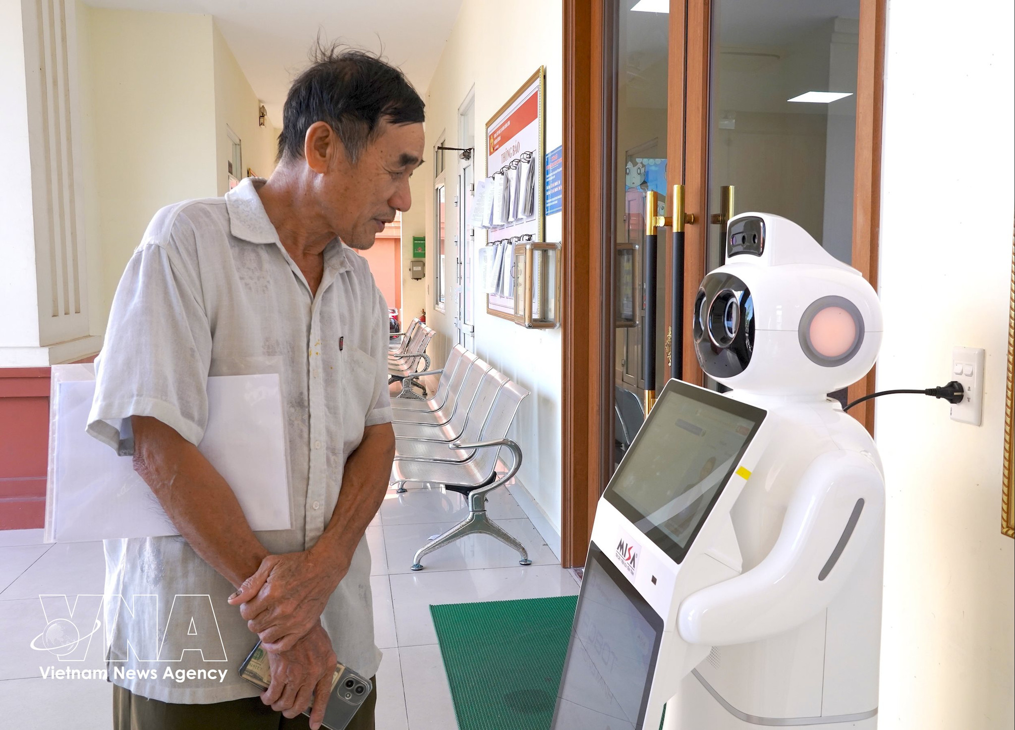 Robot AI đã giúp giải đáp các câu hỏi thường gặp, hướng dẫn quy trình thực hiện thủ tục hành chính và hỗ trợ chỉ dẫn ngay tại Trung tâm Phục vụ hành chính công Phường Đồng Hới, Quảng Trị. Ảnh: Thanh Thuỷ - TTXVN