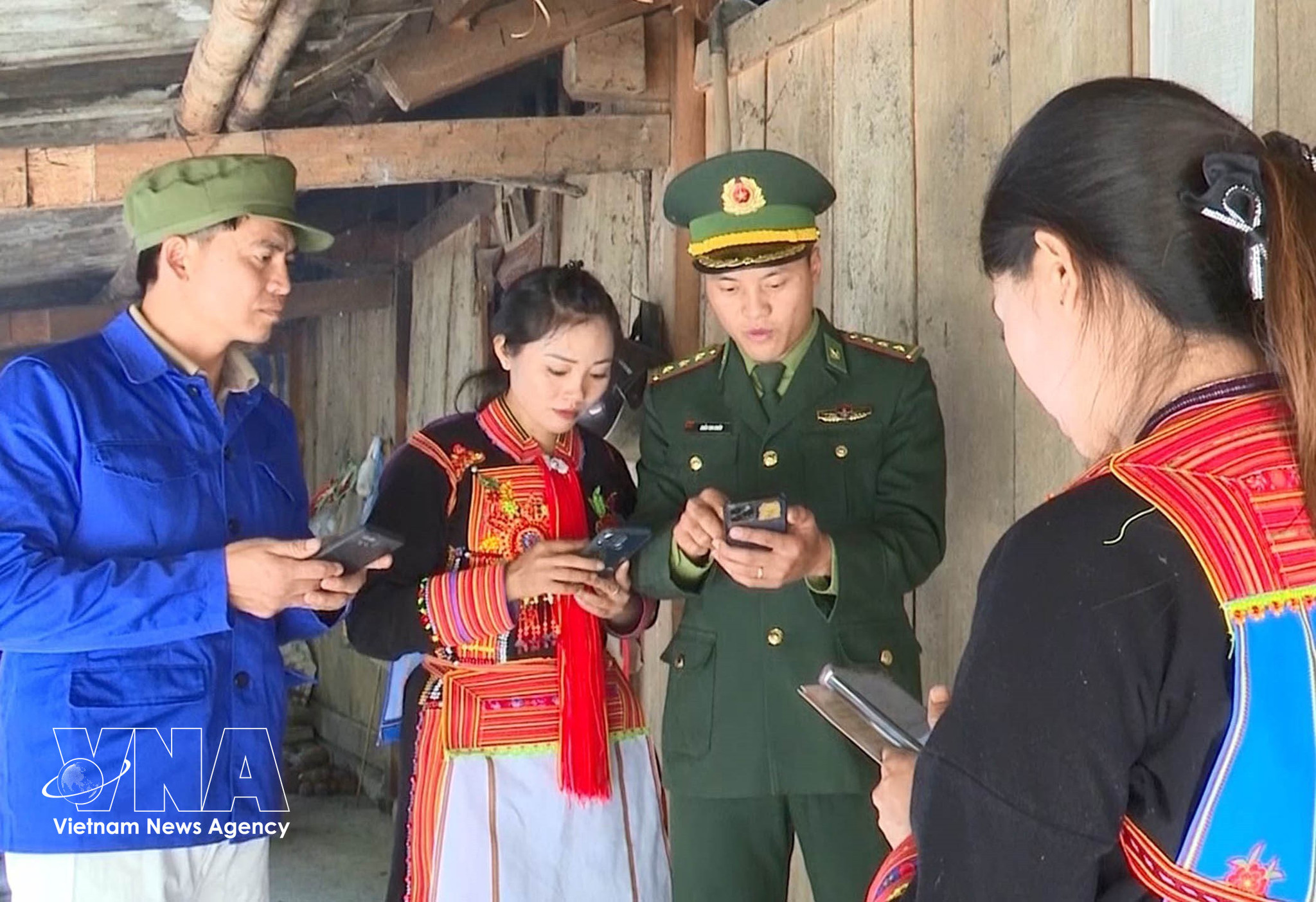 potal-nhung-thay-giao-quan-ham-xanh-xoa-mu-cong-nghe-noi-bien-gioi-lai-chau-8697348.jpg