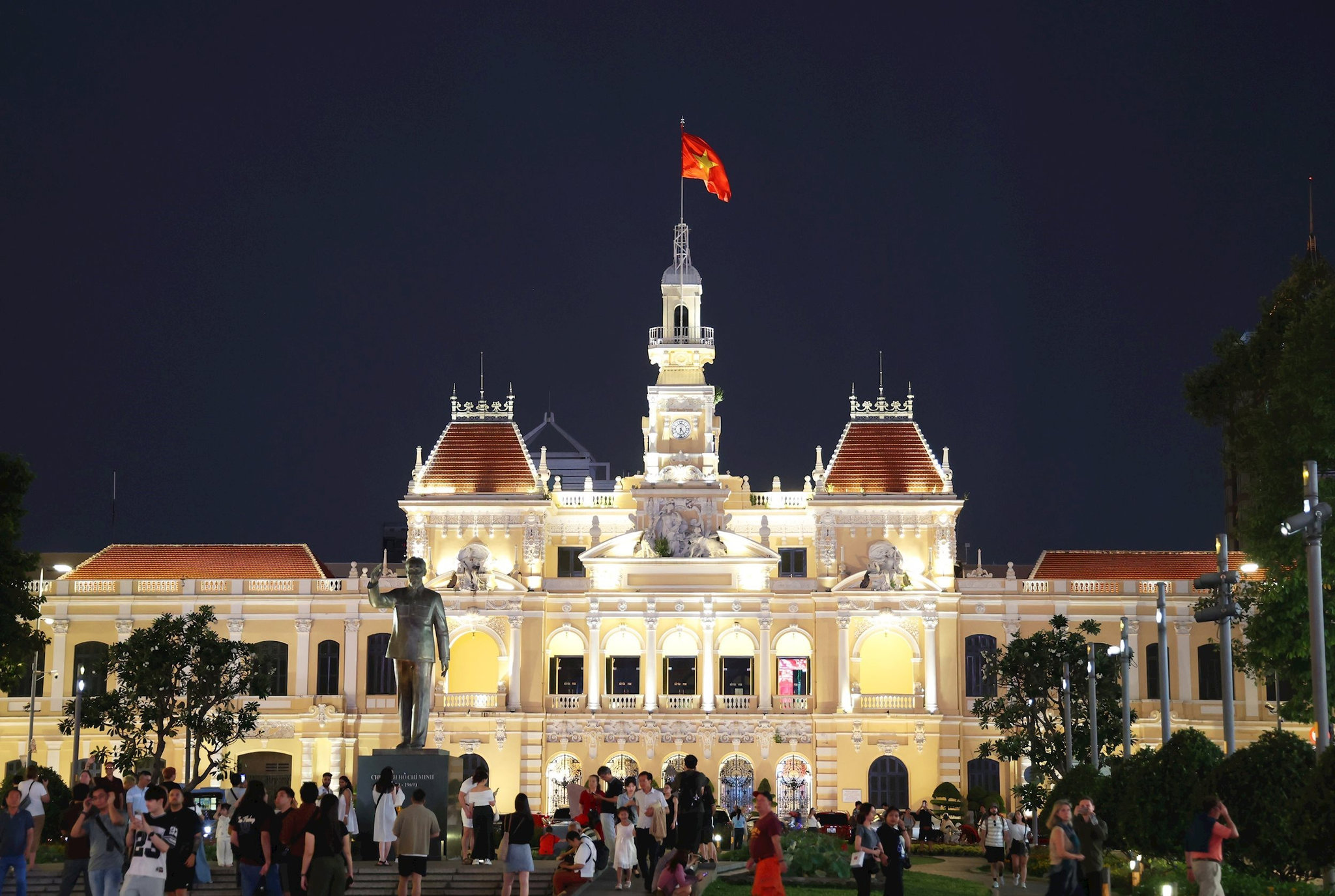 vna_potal_trung_tam_tp_ho_chi_minh_lung_linh_sac_mau_chao_mung_dai_hoi_xiv_cua_dang_8541558(1).jpg