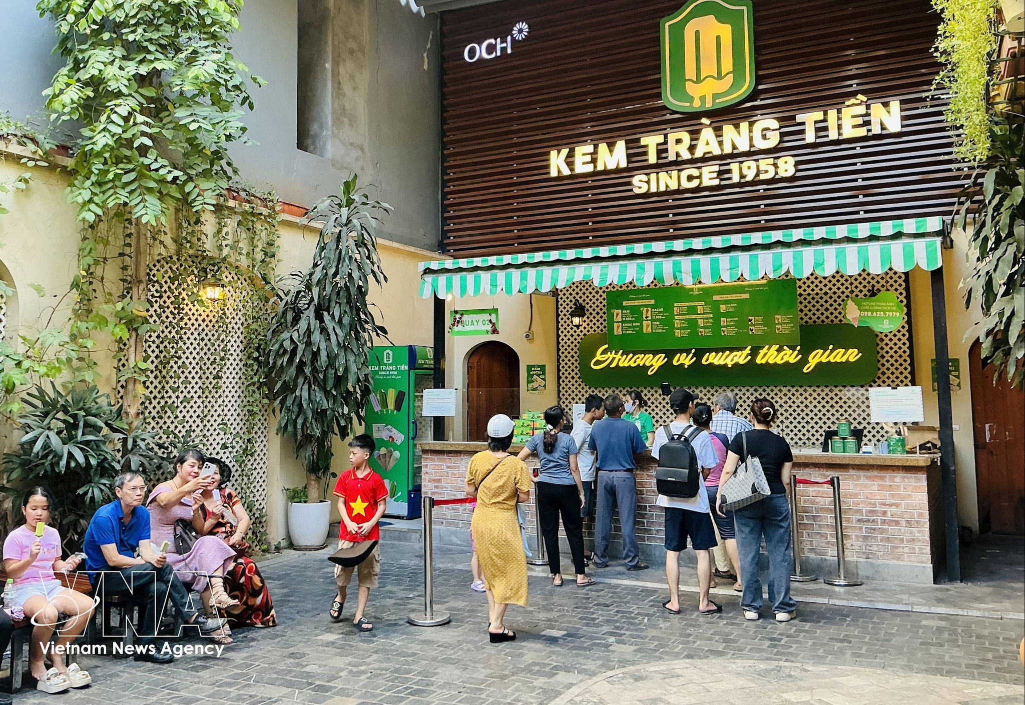 Kem Tràng Tiền, một địa chỉ quen thuộc của người dân và du khách, phản ánh những giá trị văn hóa ẩm thực được bồi đắp qua nhiều thế hệ, góp phần tạo nên bản sắc riêng của Hà Nội. Ảnh: TTXVN 