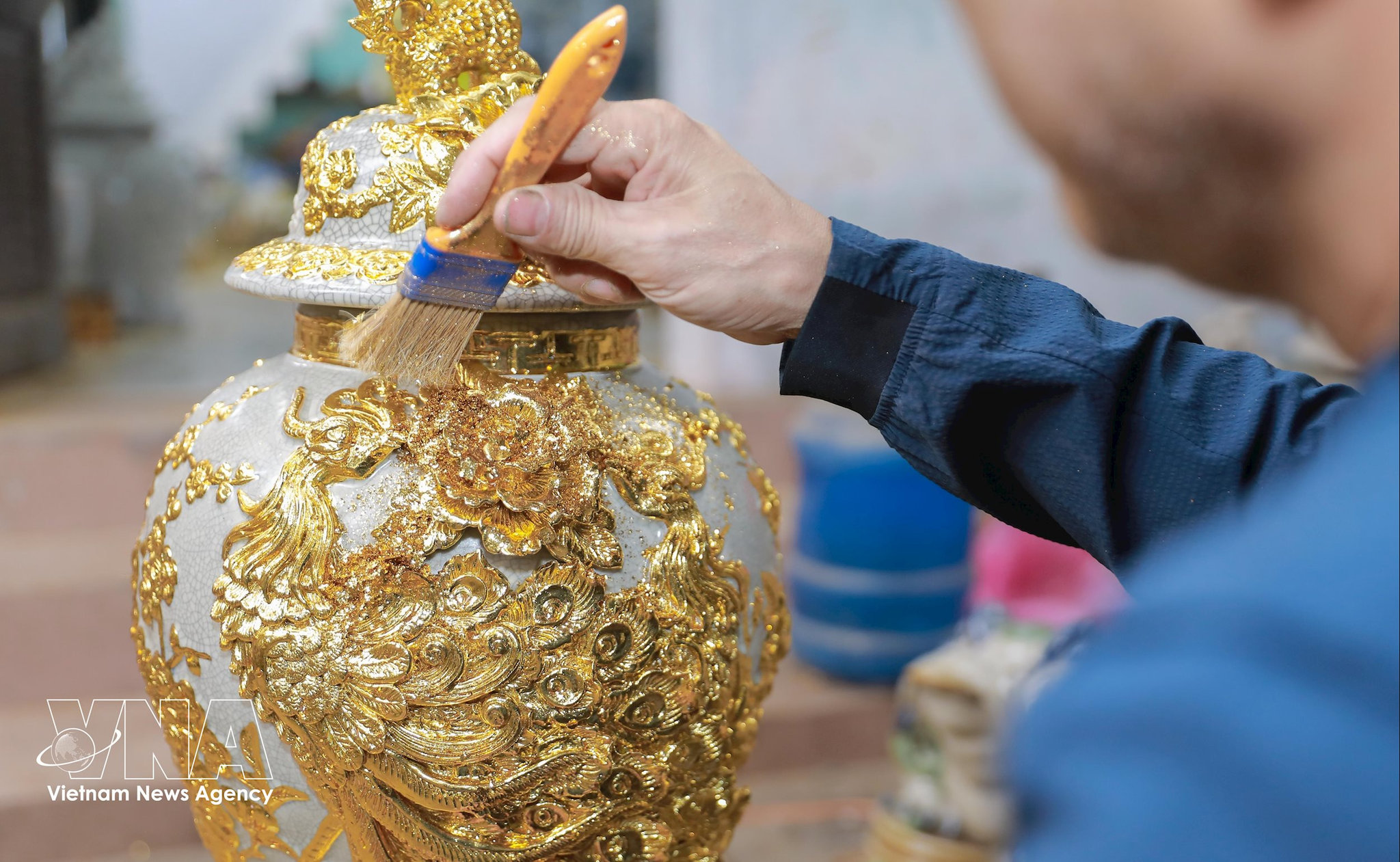 Làng nghề dát vàng bạc Kiêu Kỵ là một trong rất nhiều làng nghề thủ công của Hà Nội. Ảnh: TTXVN