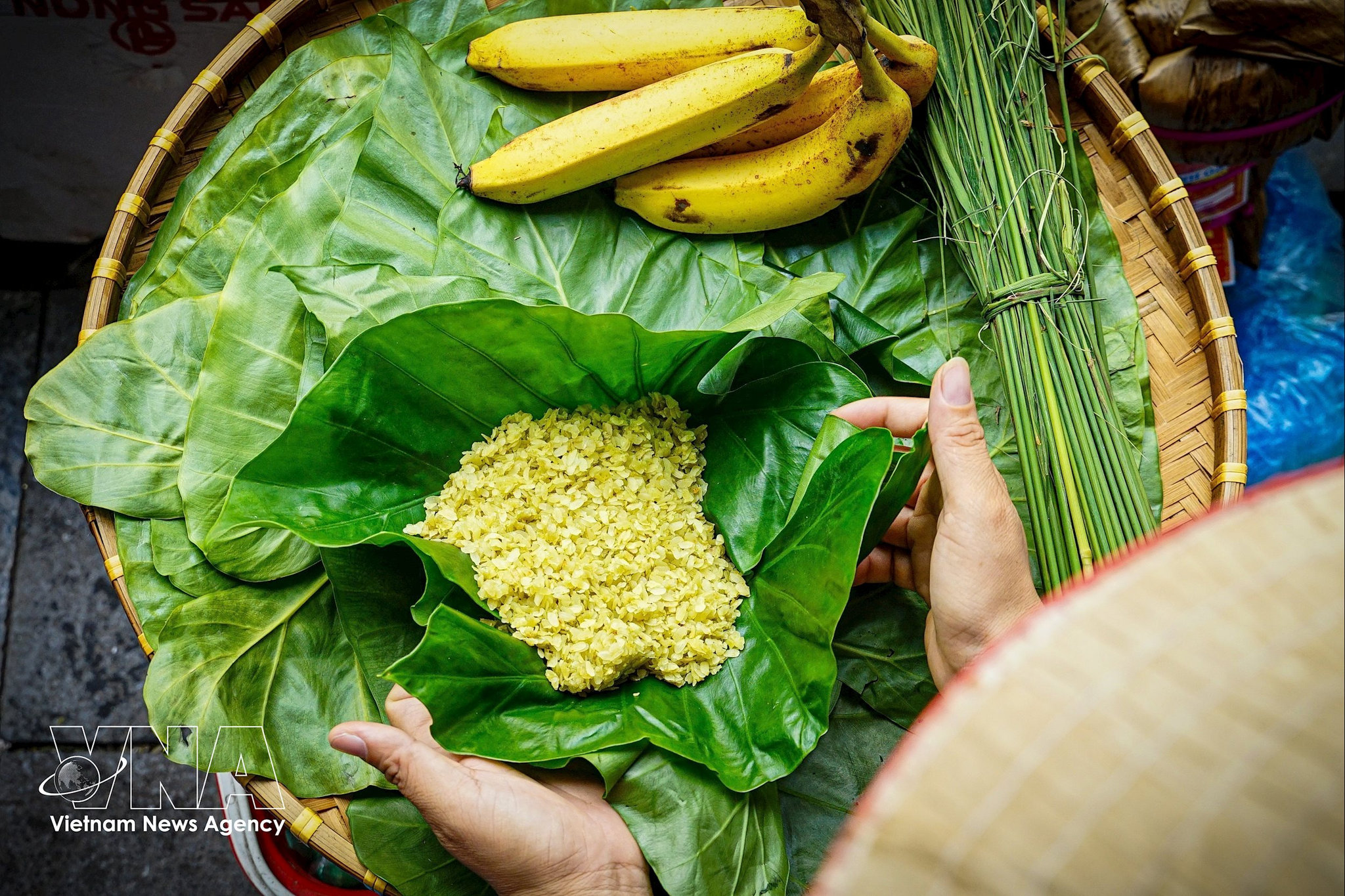 Chuối tiêu chấm với cốm tươi làng Vòng là một sự kết hợp không thể tuyệt vời hơn của ẩm thực Hà Nội. Ảnh: TTXVN