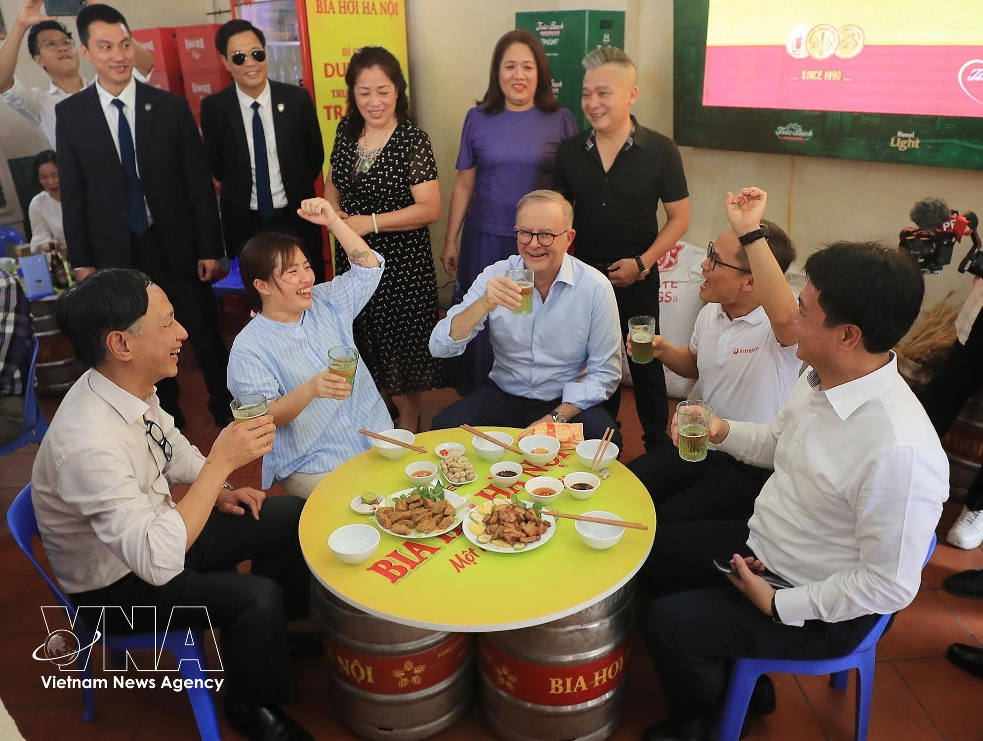 Hà Nội không chỉ là điểm đến an toàn, đáng tin cậy mà còn là “điểm hẹn” hấp dẫn các chính khách và bạn bè quốc. Trong ảnh: Thủ tướng Australia Anthony Albanese uống bia hơi, ăn bánh mì truyền thống Hà Nội tại phố Đường Thành, quận Hoàn Kiếm. Ảnh: TTXVN